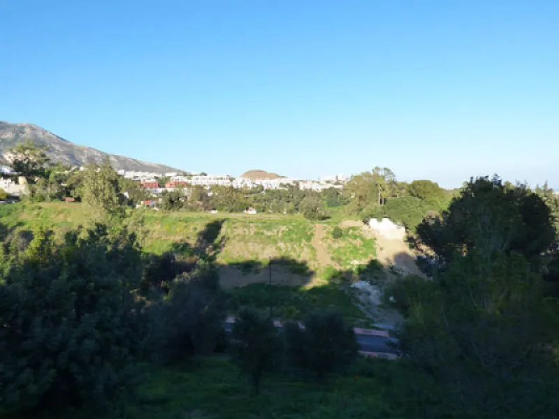 This 2,000m² plot is situated in the stunning area of Benalmádena Pueblo, offering good sea views. Conveniently located less than 1km from the beaches of the area, 15 minutes from Málaga Airport and 25 minutes from Marbella, it provides easy access to the