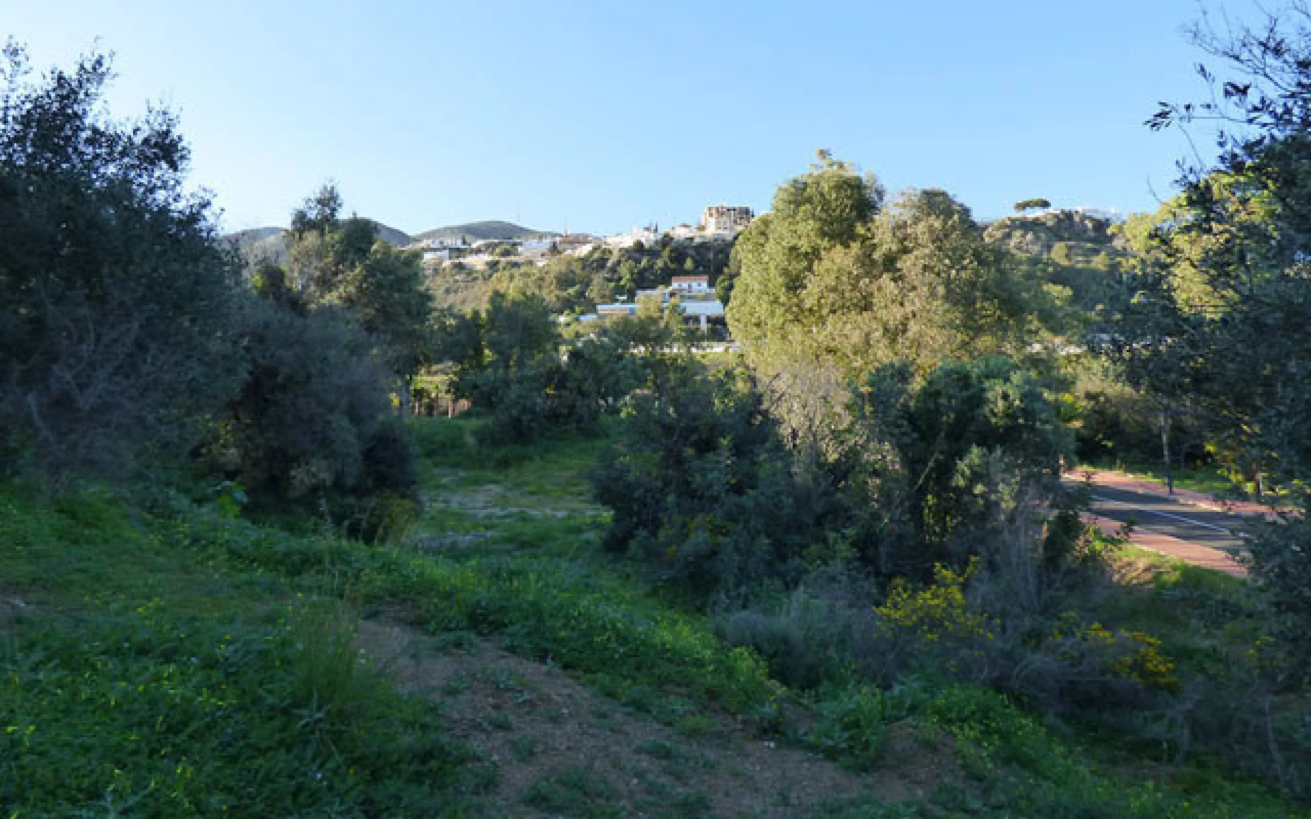 This 2,000m² plot is situated in the stunning area of Benalmádena Pueblo, offering good sea views. Conveniently located less than 1km from the beaches of the area, 15 minutes from Málaga Airport and 25 minutes from Marbella, it provides easy access to the
