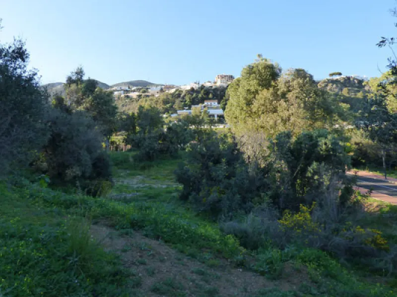 This 2,000m² plot is situated in the stunning area of Benalmádena Pueblo, offering good sea views. Conveniently located less than 1km from the beaches of the area, 15 minutes from Málaga Airport and 25 minutes from Marbella, it provides easy access to the