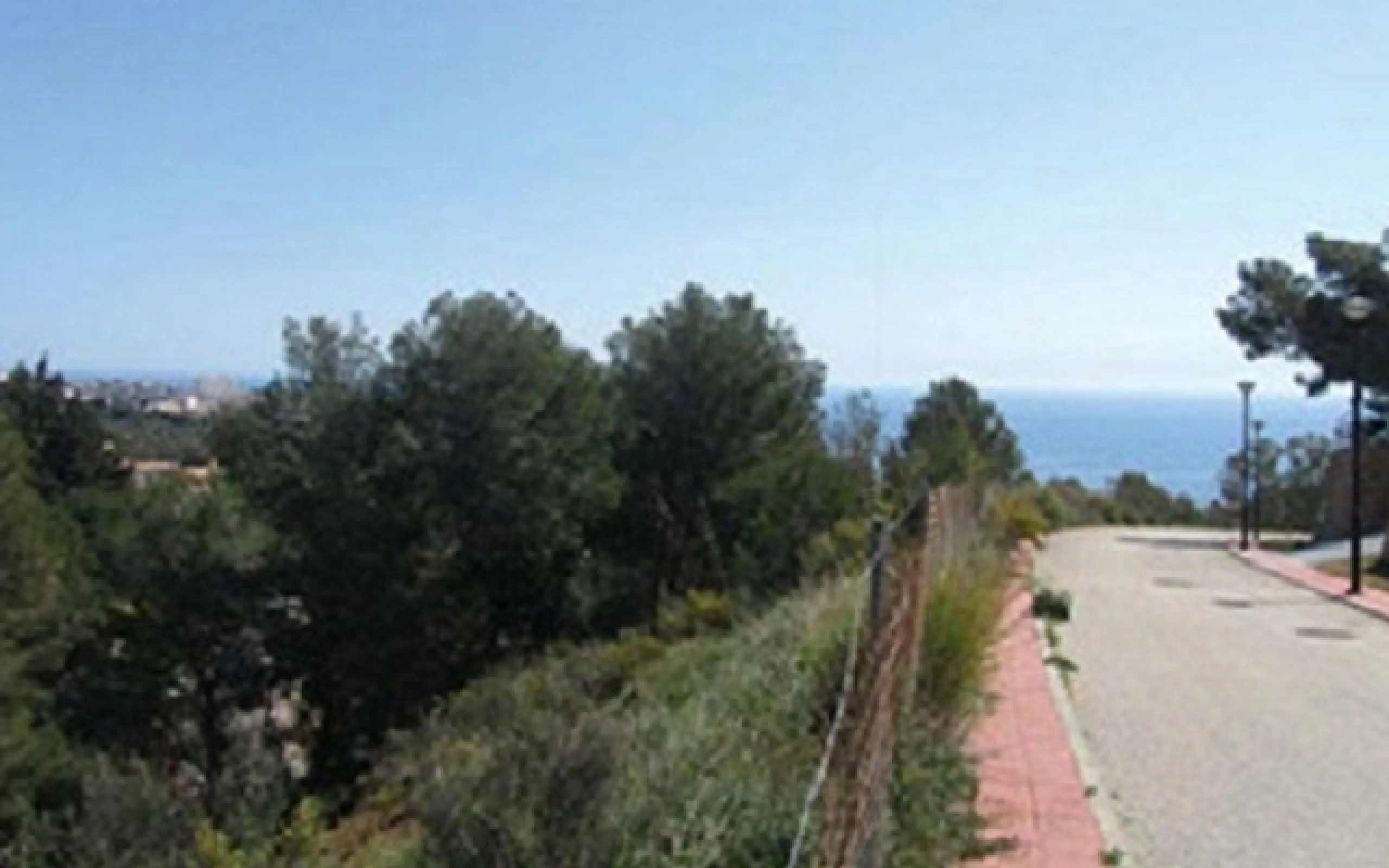 This 2,000m² plot is situated in the stunning area of Benalmádena Pueblo, offering good sea views. Conveniently located less than 1km from the beaches of the area, 15 minutes from Málaga Airport and 25 minutes from Marbella, it provides easy access to the