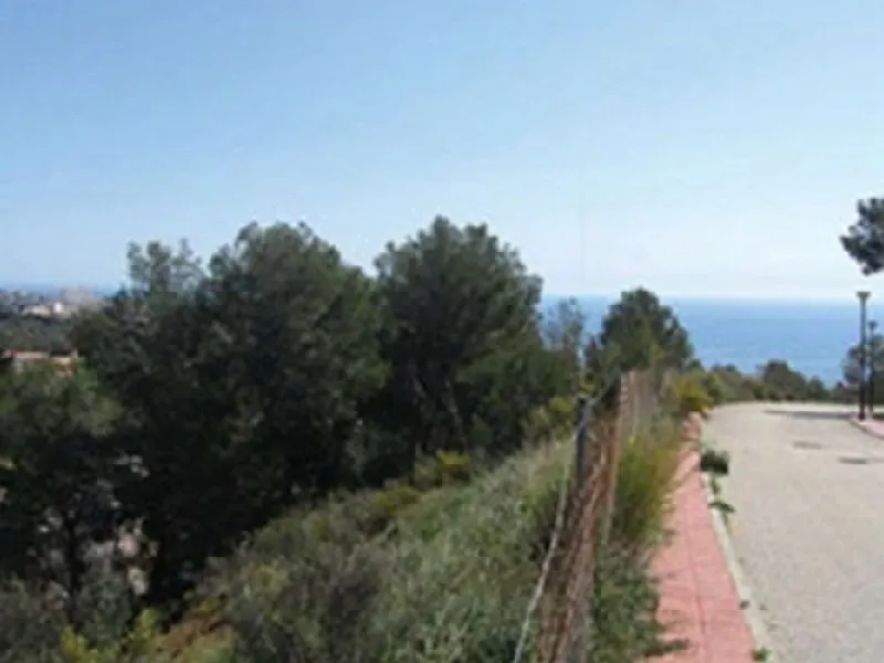 This 2,000m² plot is situated in the stunning area of Benalmádena Pueblo, offering good sea views. Conveniently located less than 1km from the beaches of the area, 15 minutes from Málaga Airport and 25 minutes from Marbella, it provides easy access to the