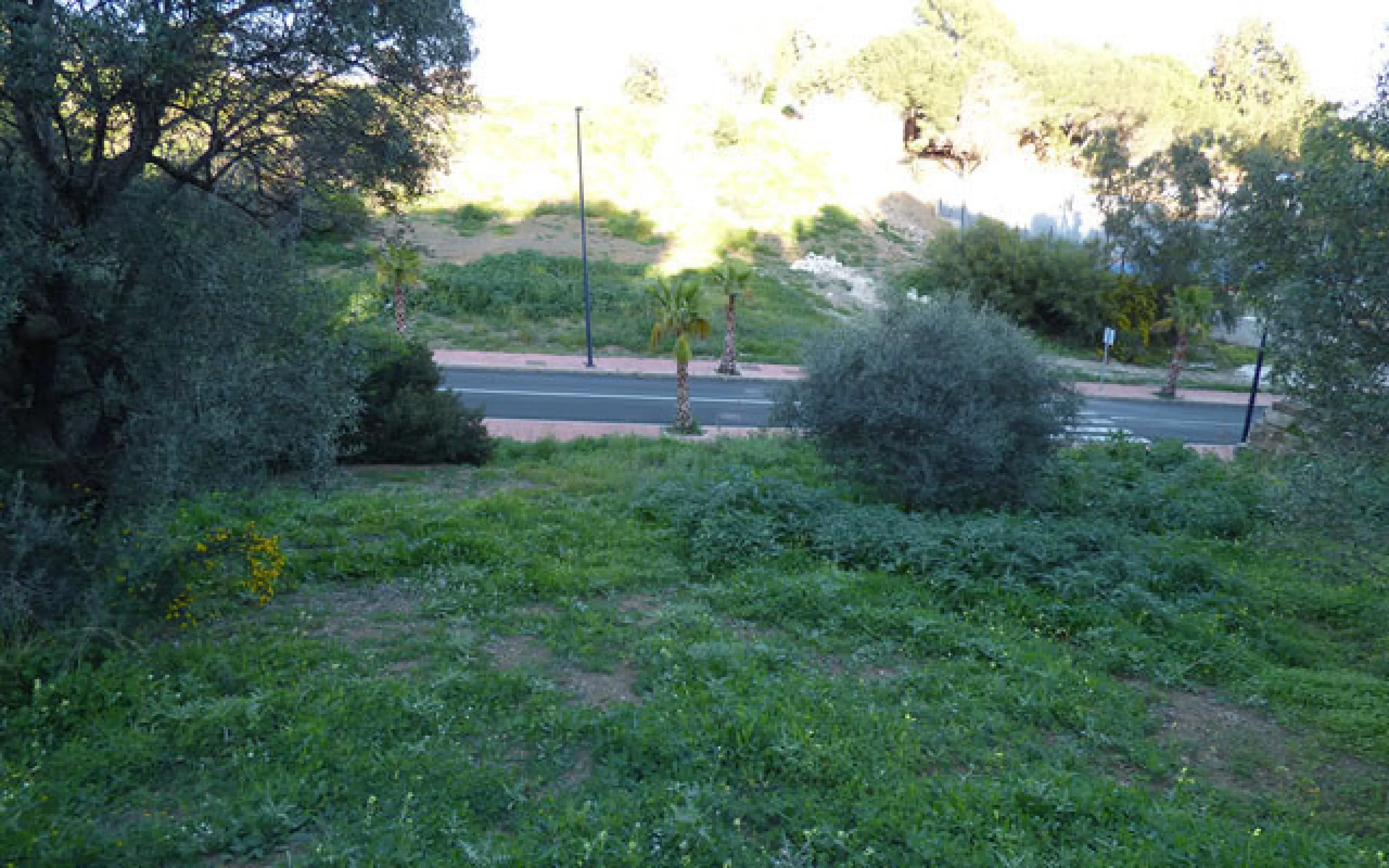 This 2,000m² plot is situated in the stunning area of Benalmádena Pueblo, offering good sea views. Conveniently located less than 1km from the beaches of the area, 15 minutes from Málaga Airport and 25 minutes from Marbella, it provides easy access to the