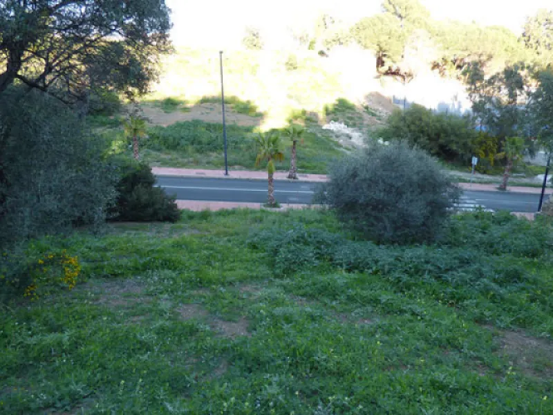This 2,000m² plot is situated in the stunning area of Benalmádena Pueblo, offering good sea views. Conveniently located less than 1km from the beaches of the area, 15 minutes from Málaga Airport and 25 minutes from Marbella, it provides easy access to the