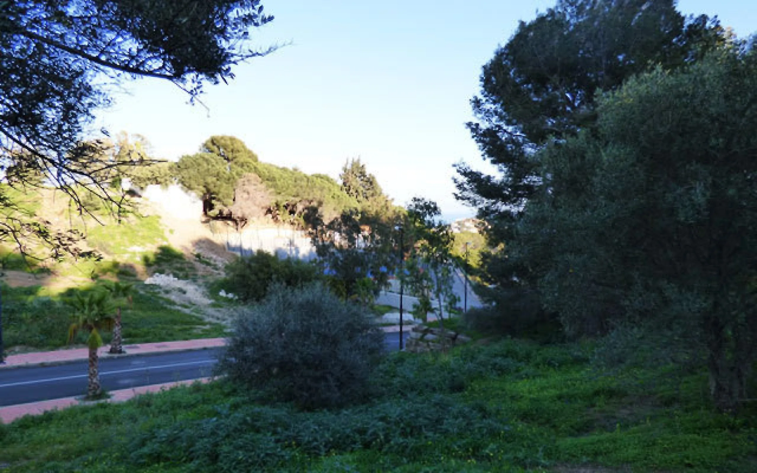 This 2,000m² plot is situated in the stunning area of Benalmádena Pueblo, offering good sea views. Conveniently located less than 1km from the beaches of the area, 15 minutes from Málaga Airport and 25 minutes from Marbella, it provides easy access to the