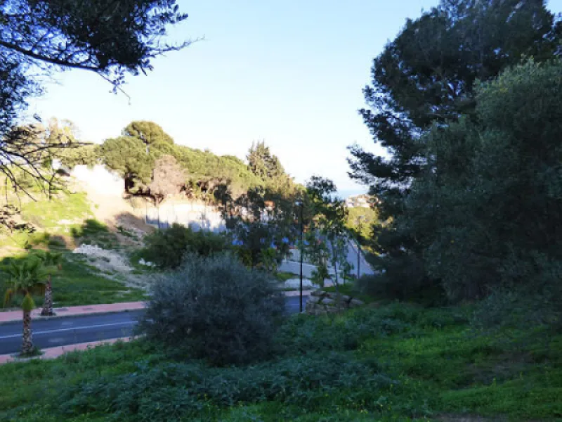 This 2,000m² plot is situated in the stunning area of Benalmádena Pueblo, offering good sea views. Conveniently located less than 1km from the beaches of the area, 15 minutes from Málaga Airport and 25 minutes from Marbella, it provides easy access to the