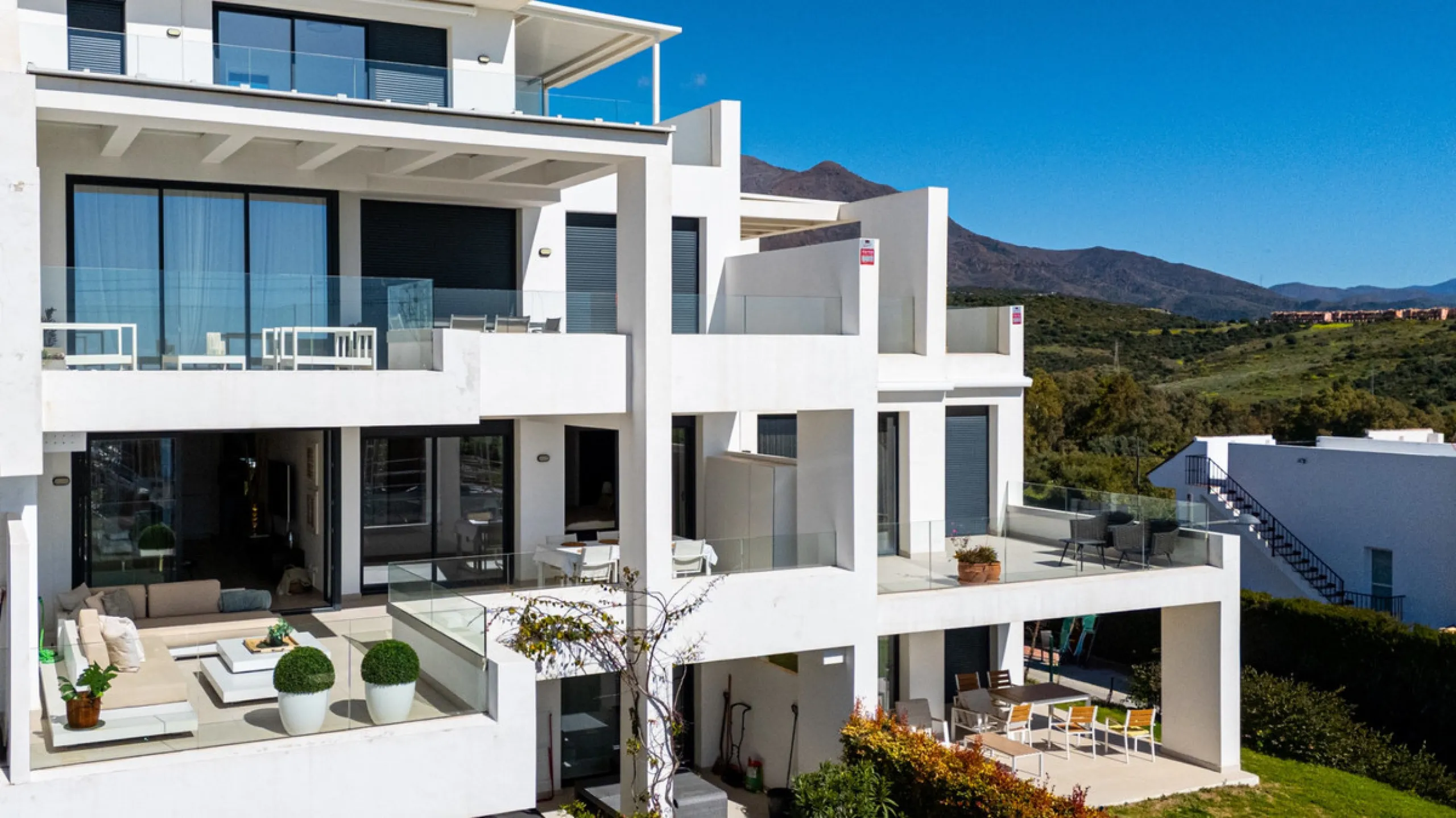 This stunning modern golf front apartment in Estepona with two bedrooms and two bathrooms. The property offers open views of the sea and mountains and is ready to move into. It sits in a well-kept urbanisation with a pool, gym and landscaped gardens. Furn