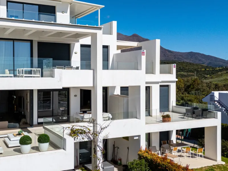 This stunning modern golf front apartment in Estepona with two bedrooms and two bathrooms. The property offers open views of the sea and mountains and is ready to move into. It sits in a well-kept urbanisation with a pool, gym and landscaped gardens. Furn