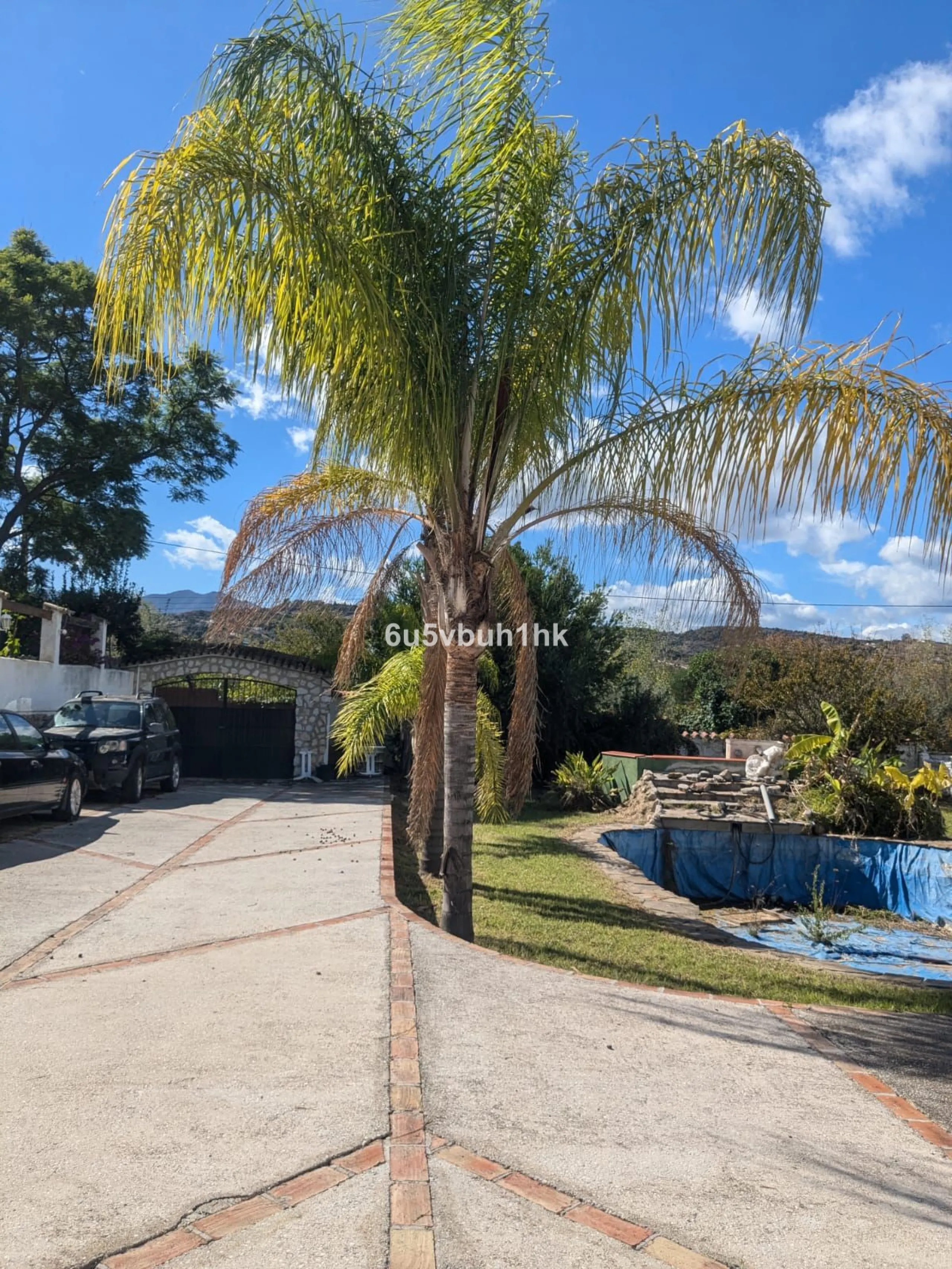 This very spacious one storey villa sits on a very large flat plot of land close to town and within walking distance of local restaurants. The rooms throughout this villa are sizeable, there are three bedrooms all ensuite, a lounge with a fireplace and a 
