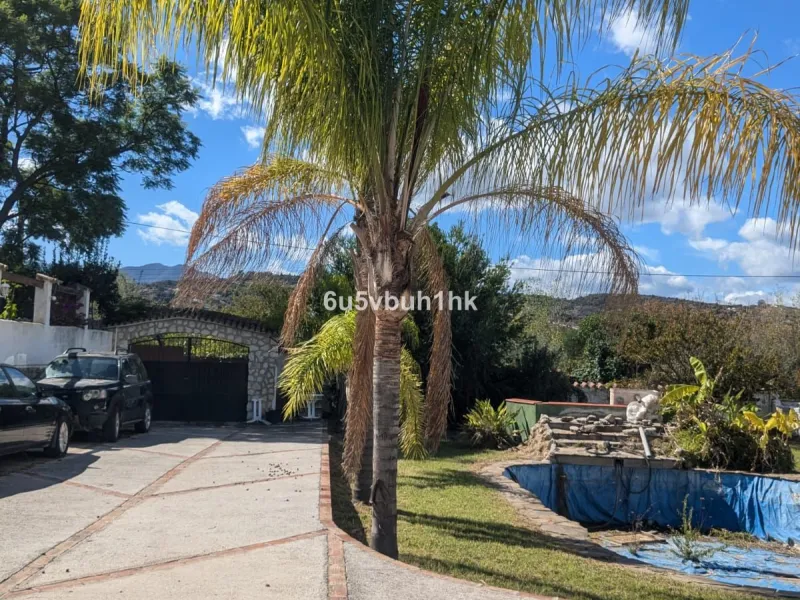 This very spacious one storey villa sits on a very large flat plot of land close to town and within walking distance of local restaurants. The rooms throughout this villa are sizeable, there are three bedrooms all ensuite, a lounge with a fireplace and a 