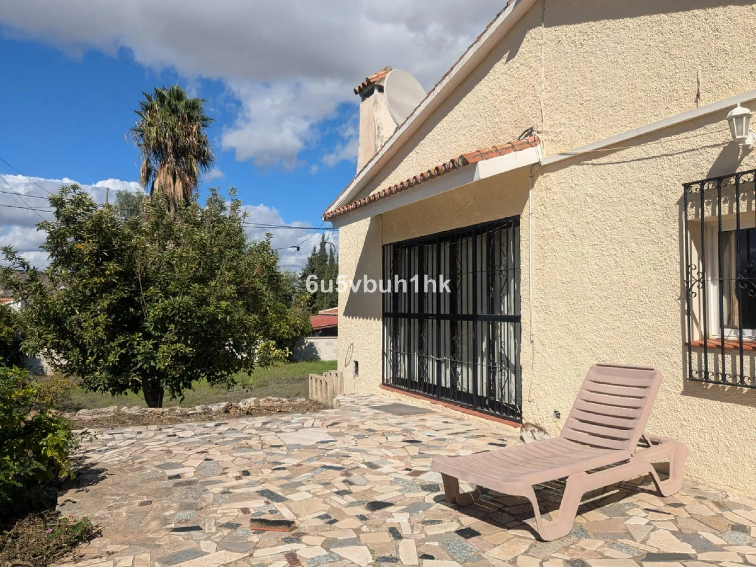 This very spacious one storey villa sits on a very large flat plot of land close to town and within walking distance of local restaurants. The rooms throughout this villa are sizeable, there are three bedrooms all ensuite, a lounge with a fireplace and a 