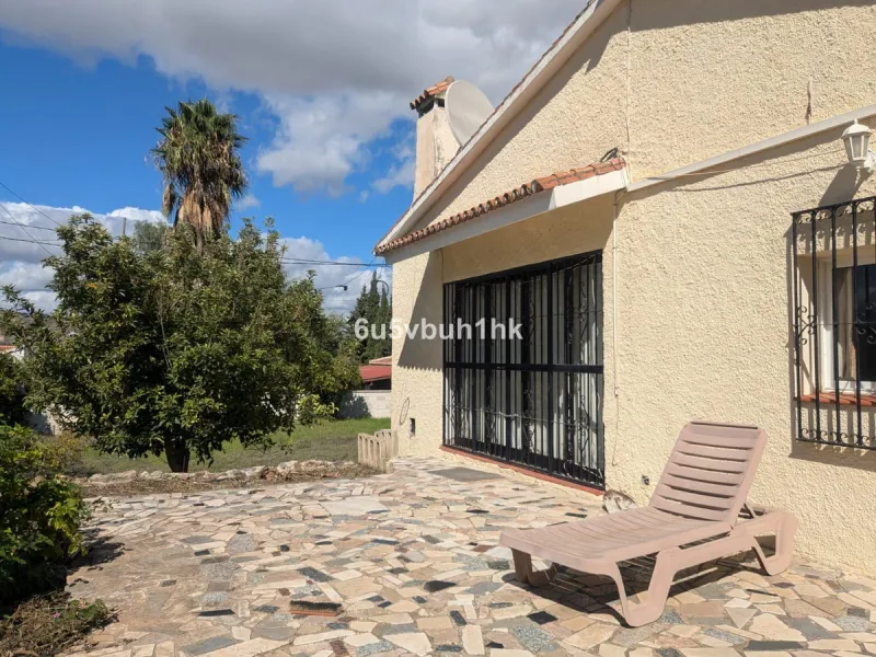 This very spacious one storey villa sits on a very large flat plot of land close to town and within walking distance of local restaurants. The rooms throughout this villa are sizeable, there are three bedrooms all ensuite, a lounge with a fireplace and a 