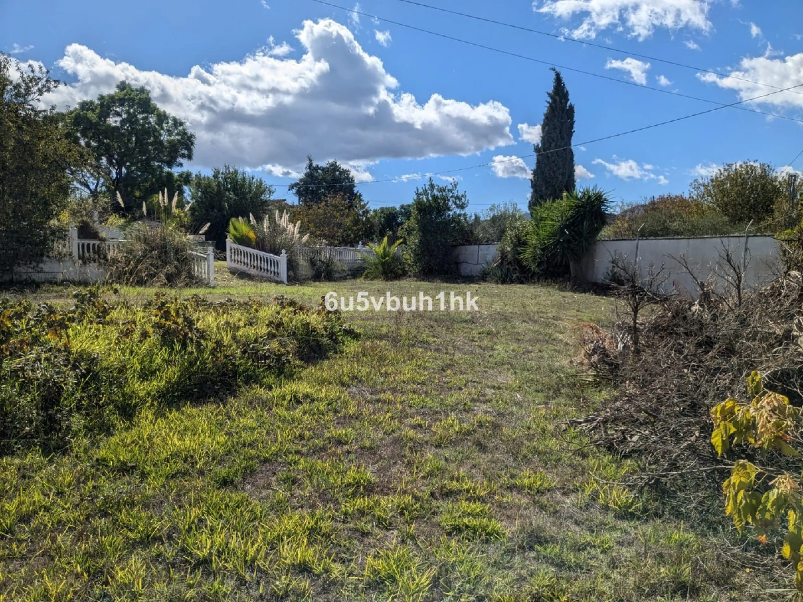 This very spacious one storey villa sits on a very large flat plot of land close to town and within walking distance of local restaurants. The rooms throughout this villa are sizeable, there are three bedrooms all ensuite, a lounge with a fireplace and a 