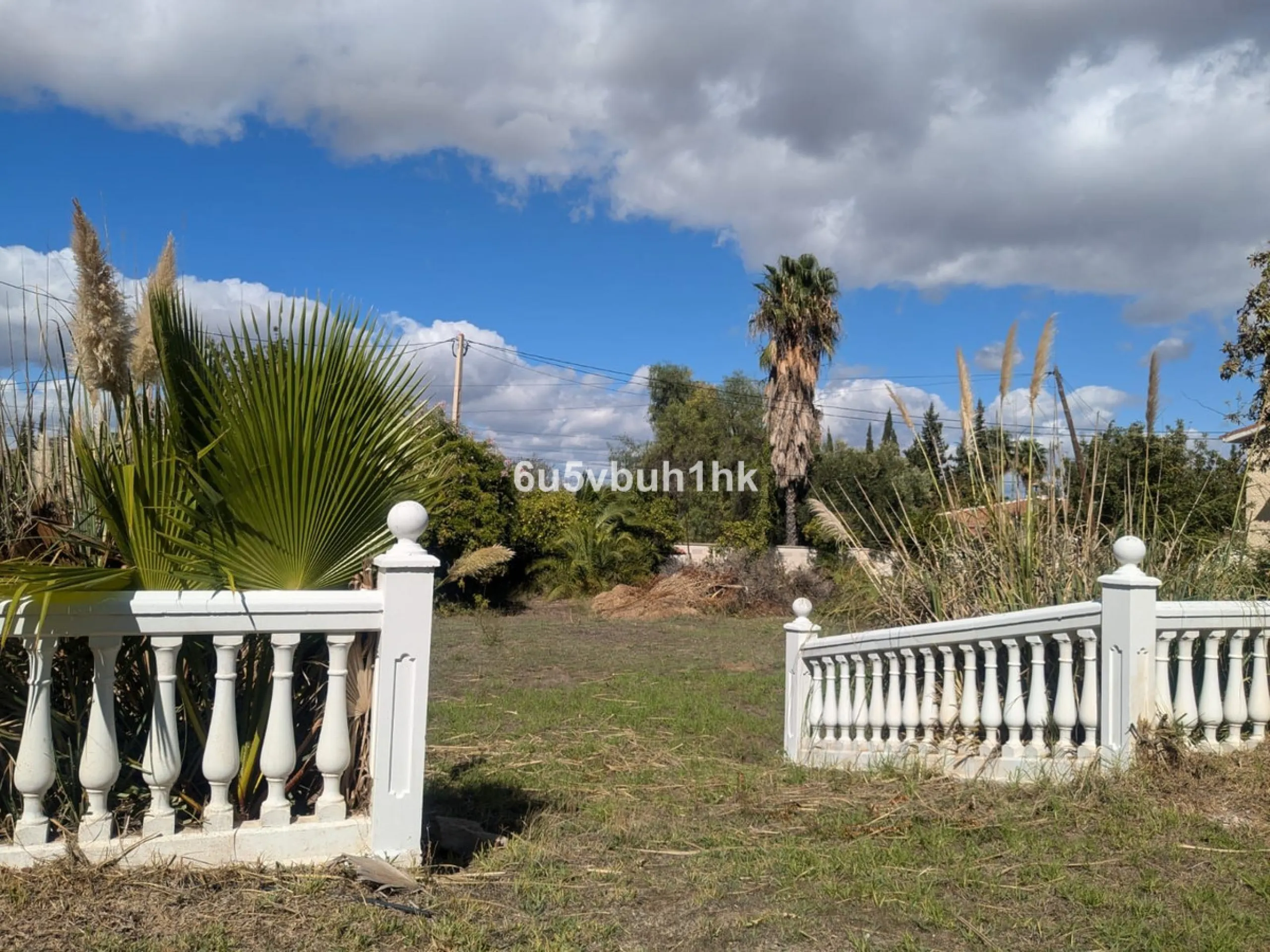 This very spacious one storey villa sits on a very large flat plot of land close to town and within walking distance of local restaurants. The rooms throughout this villa are sizeable, there are three bedrooms all ensuite, a lounge with a fireplace and a 