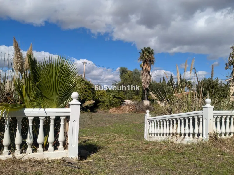 This very spacious one storey villa sits on a very large flat plot of land close to town and within walking distance of local restaurants. The rooms throughout this villa are sizeable, there are three bedrooms all ensuite, a lounge with a fireplace and a 