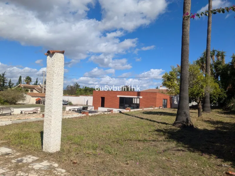 This very spacious one storey villa sits on a very large flat plot of land close to town and within walking distance of local restaurants. The rooms throughout this villa are sizeable, there are three bedrooms all ensuite, a lounge with a fireplace and a 