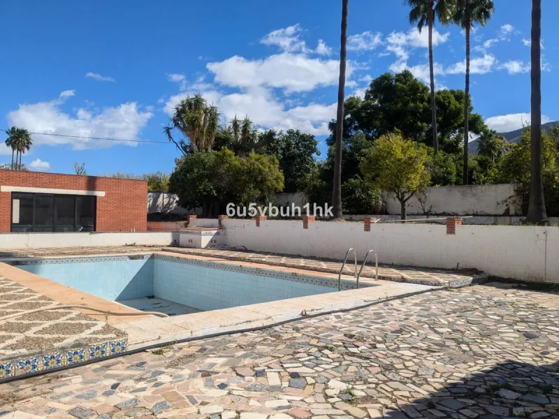 This very spacious one storey villa sits on a very large flat plot of land close to town and within walking distance of local restaurants. The rooms throughout this villa are sizeable, there are three bedrooms all ensuite, a lounge with a fireplace and a 