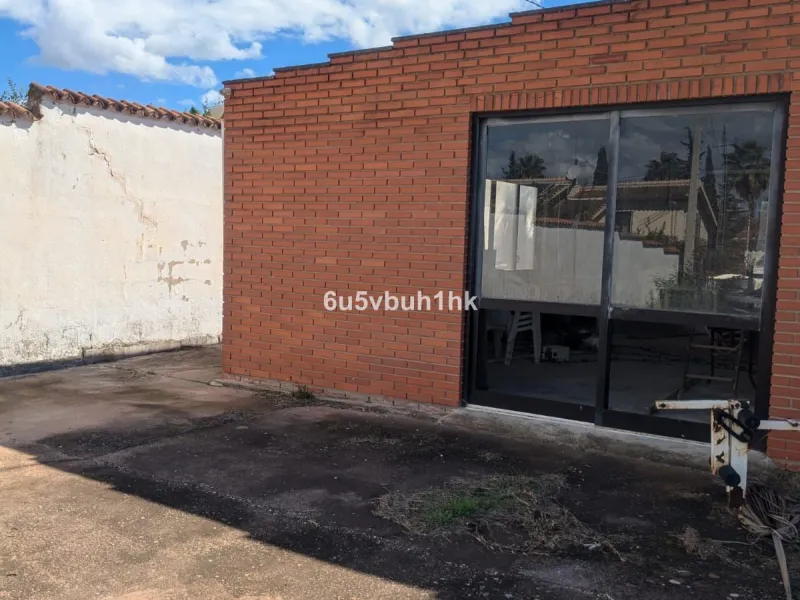 This very spacious one storey villa sits on a very large flat plot of land close to town and within walking distance of local restaurants. The rooms throughout this villa are sizeable, there are three bedrooms all ensuite, a lounge with a fireplace and a 
