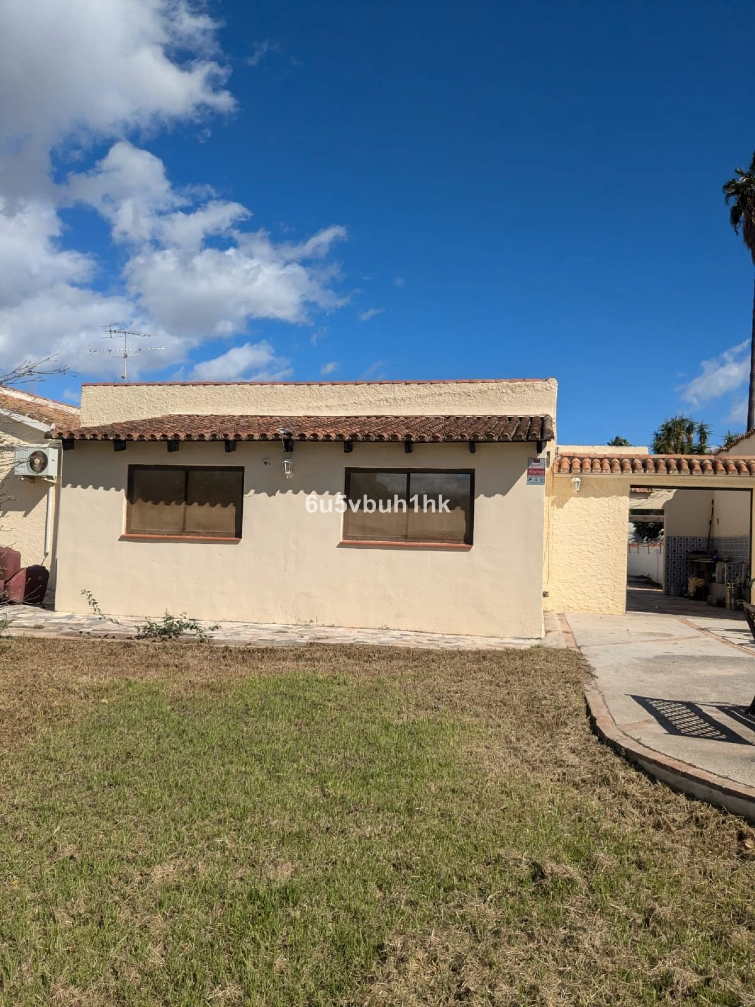 This very spacious one storey villa sits on a very large flat plot of land close to town and within walking distance of local restaurants. The rooms throughout this villa are sizeable, there are three bedrooms all ensuite, a lounge with a fireplace and a 