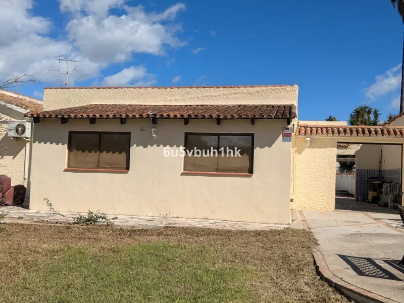 This very spacious one storey villa sits on a very large flat plot of land close to town and within walking distance of local restaurants. The rooms throughout this villa are sizeable, there are three bedrooms all ensuite, a lounge with a fireplace and a 