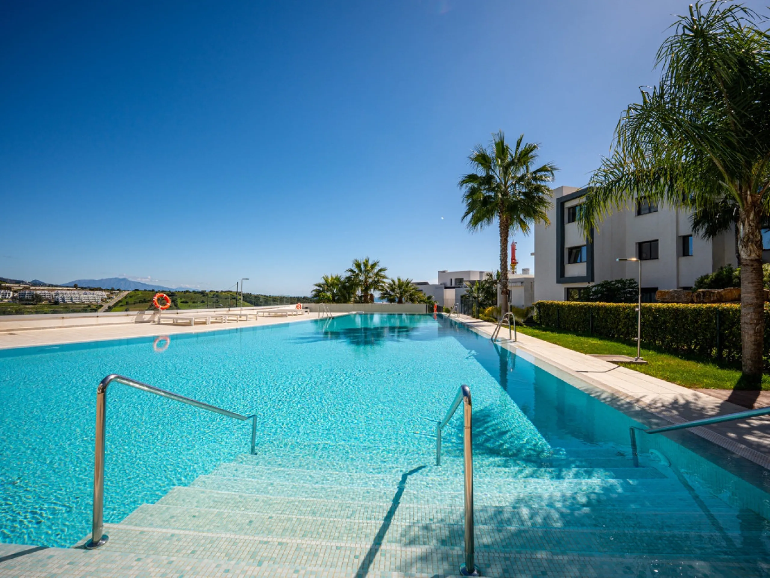 This stunning modern golf front apartment in Estepona with two bedrooms and two bathrooms. The property offers open views of the sea and mountains and is ready to move into. It sits in a well-kept urbanisation with a pool, gym and landscaped gardens. Furn