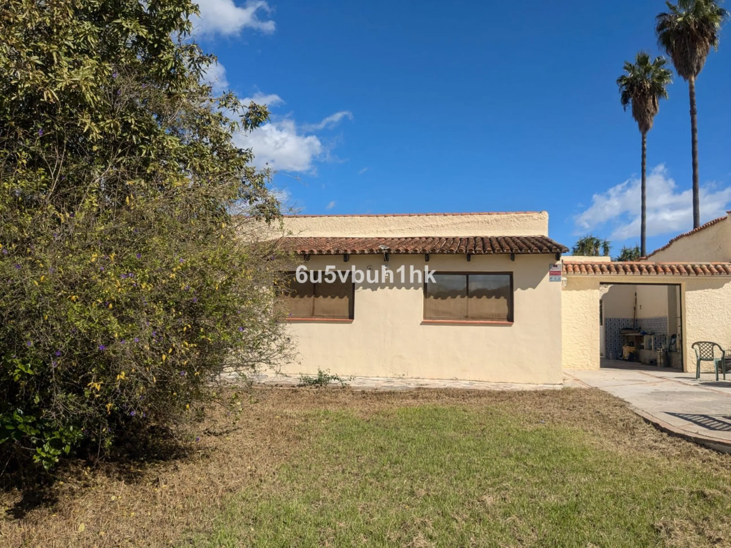 This very spacious one storey villa sits on a very large flat plot of land close to town and within walking distance of local restaurants. The rooms throughout this villa are sizeable, there are three bedrooms all ensuite, a lounge with a fireplace and a 