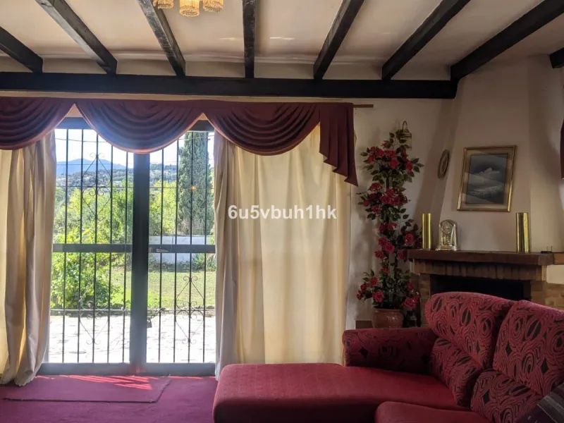 This very spacious one storey villa sits on a very large flat plot of land close to town and within walking distance of local restaurants. The rooms throughout this villa are sizeable, there are three bedrooms all ensuite, a lounge with a fireplace and a 