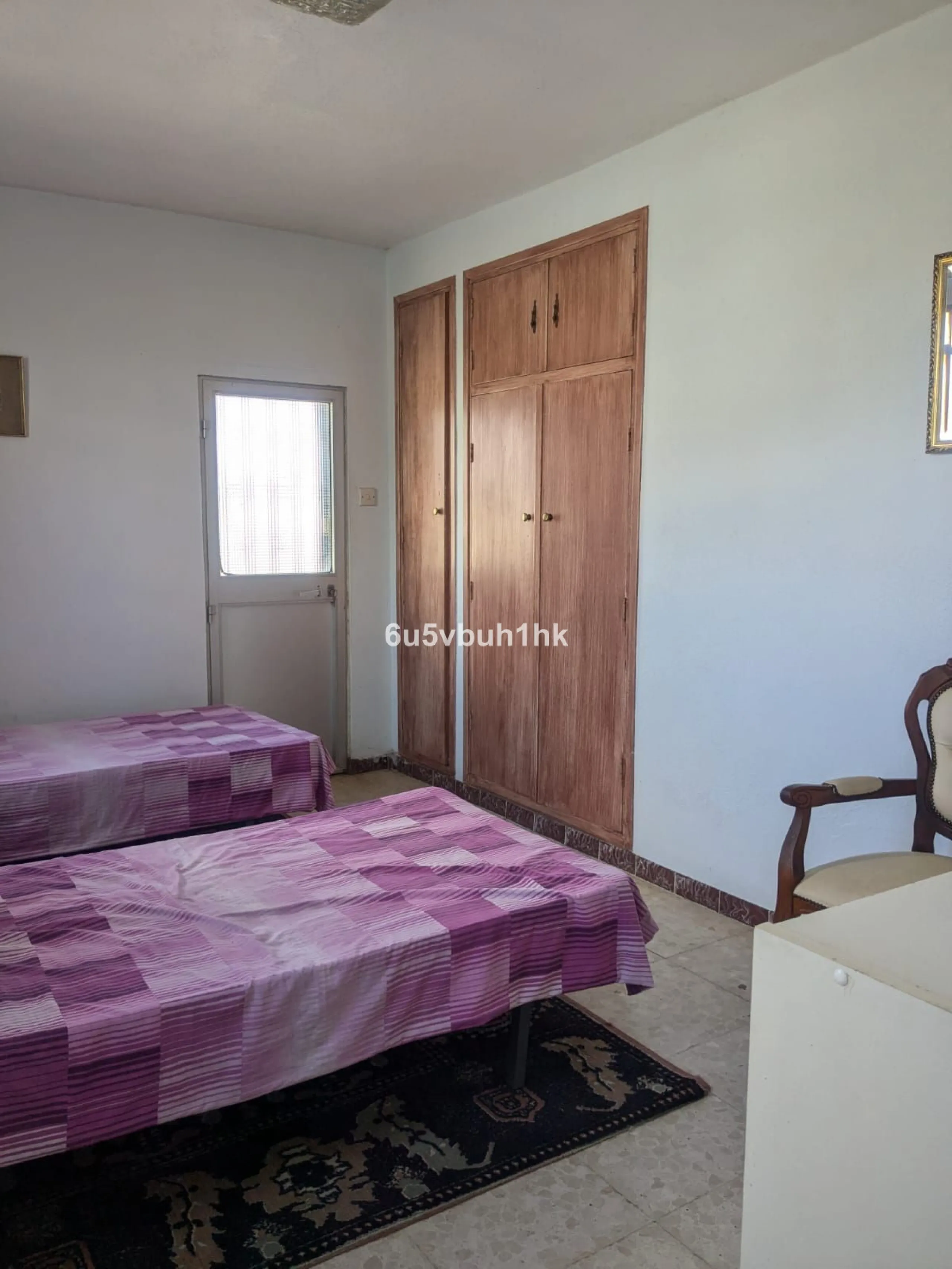 This very spacious one storey villa sits on a very large flat plot of land close to town and within walking distance of local restaurants. The rooms throughout this villa are sizeable, there are three bedrooms all ensuite, a lounge with a fireplace and a 
