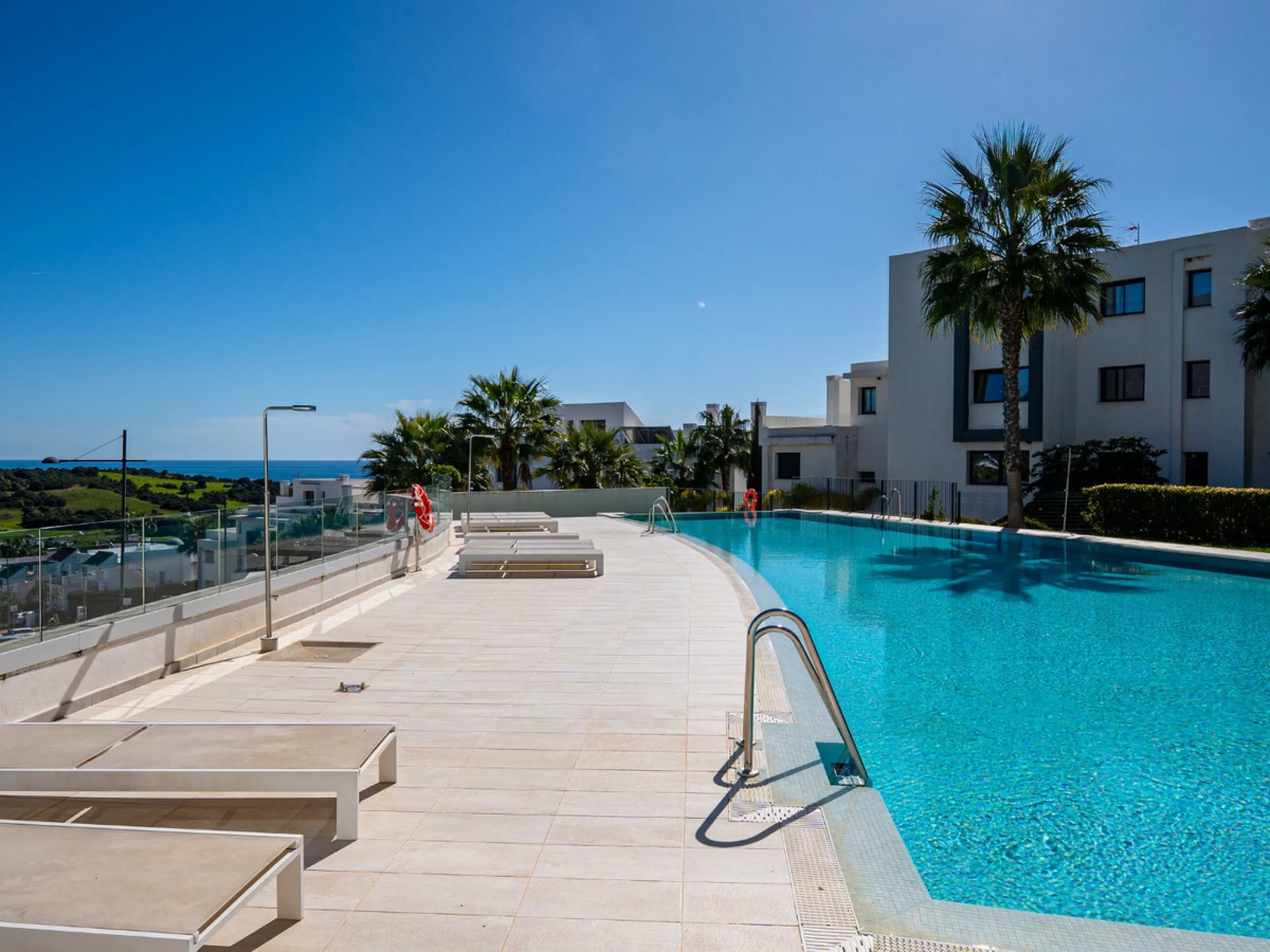 This stunning modern golf front apartment in Estepona with two bedrooms and two bathrooms. The property offers open views of the sea and mountains and is ready to move into. It sits in a well-kept urbanisation with a pool, gym and landscaped gardens. Furn