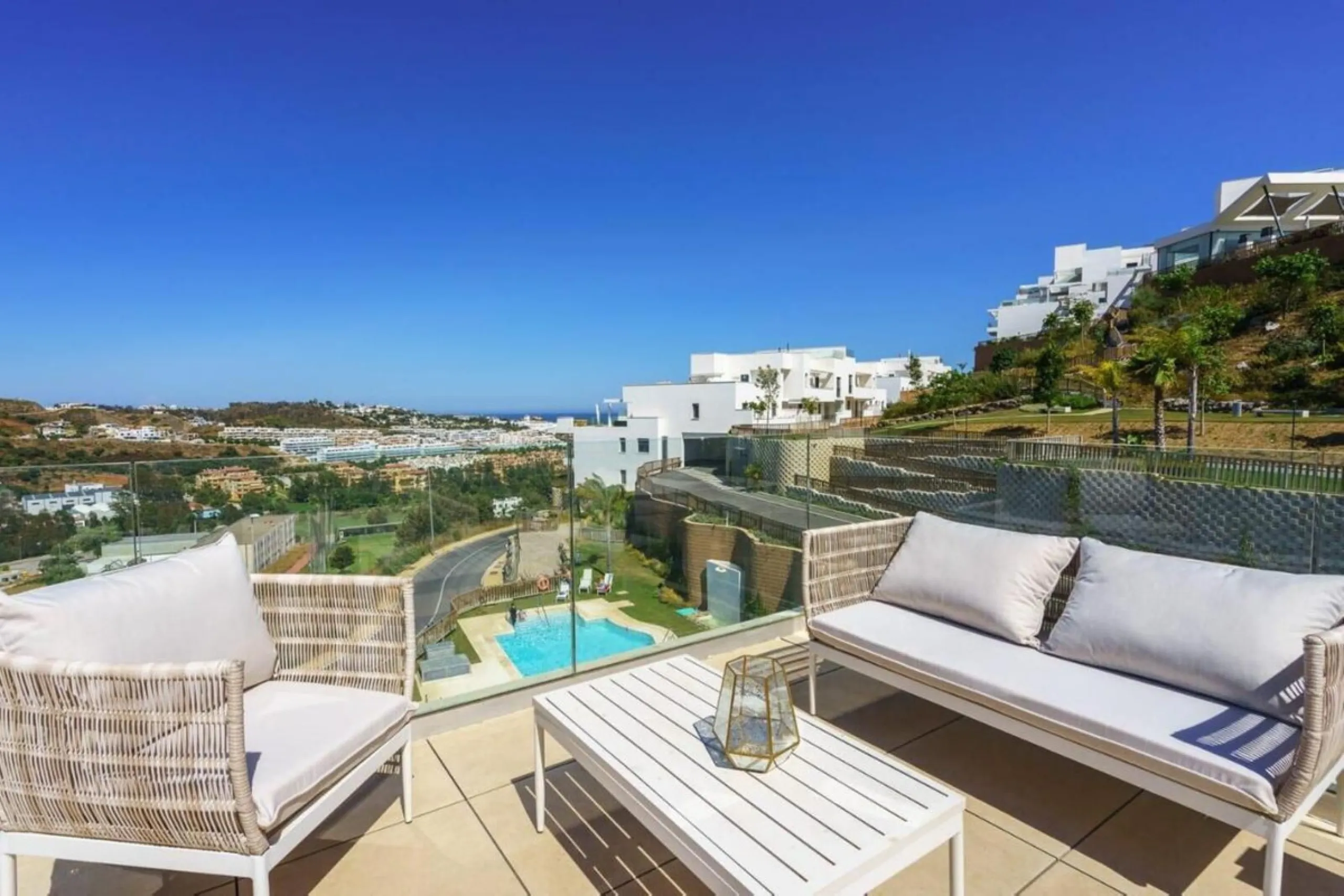 We present an extraordinary investment opportunity in the heart of the Costa del Sol - a luxury penthouse with proven success in vacation rentals.
