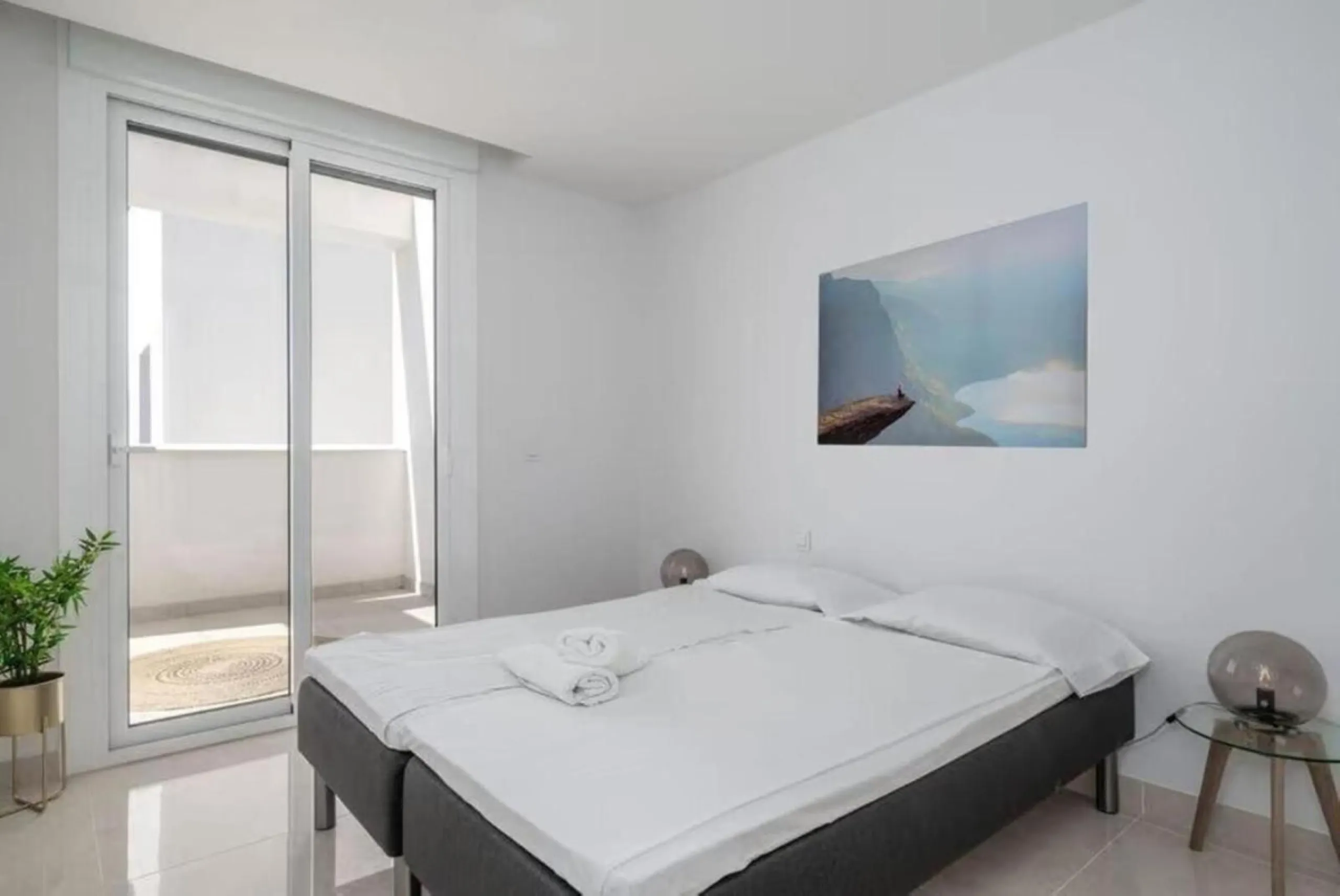 We present an extraordinary investment opportunity in the heart of the Costa del Sol - a luxury penthouse with proven success in vacation rentals.