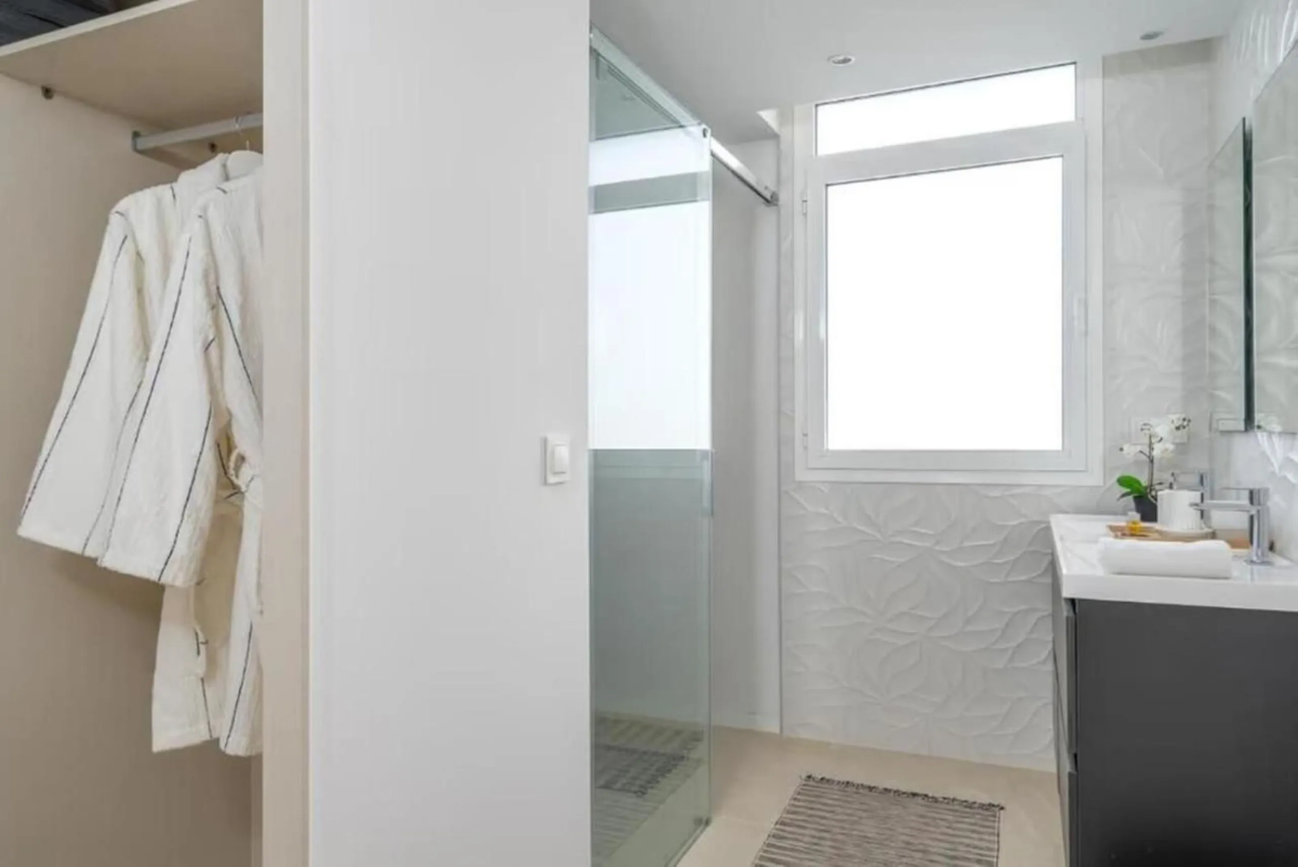 We present an extraordinary investment opportunity in the heart of the Costa del Sol - a luxury penthouse with proven success in vacation rentals.