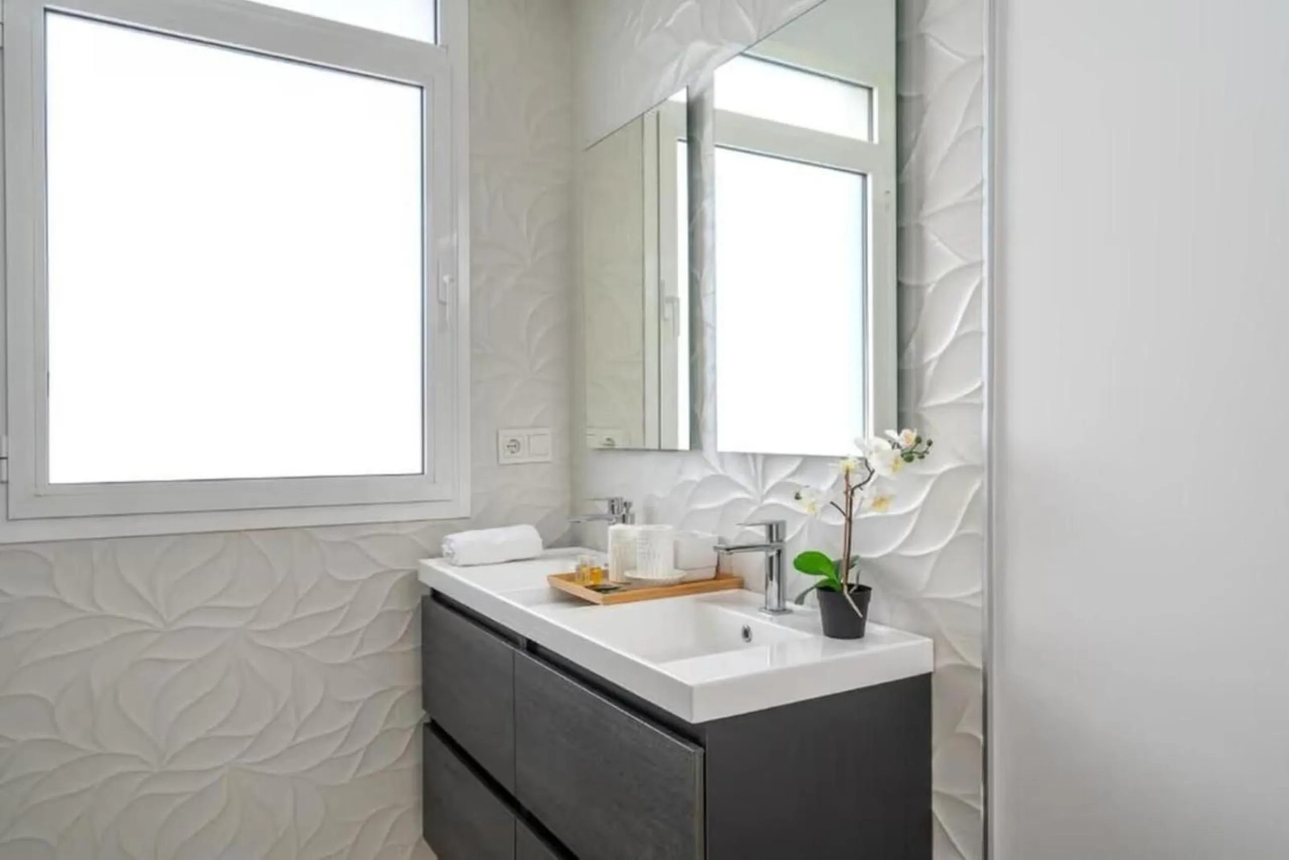 We present an extraordinary investment opportunity in the heart of the Costa del Sol - a luxury penthouse with proven success in vacation rentals.