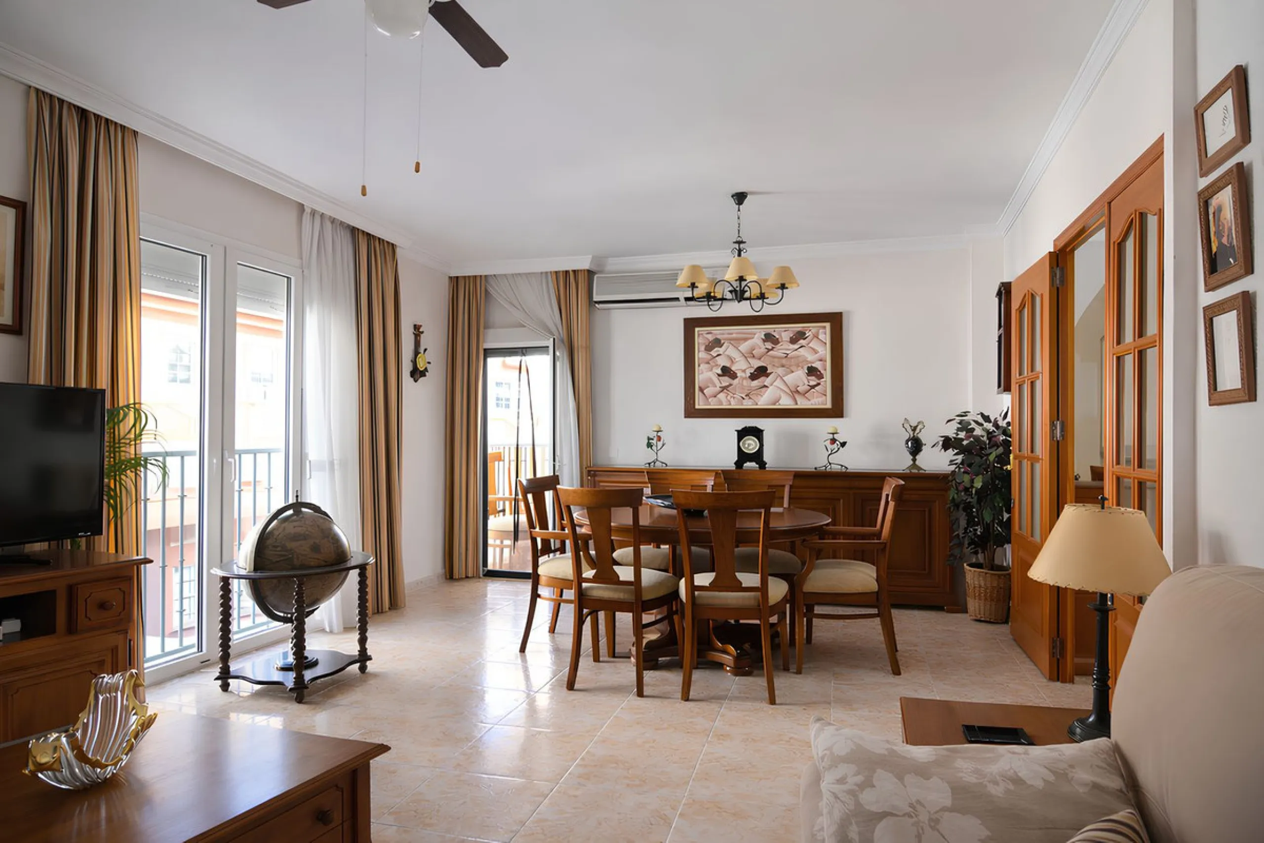 Wir freuen uns, diese prächtige Wohnung im begehrten Viertel Las Lagunas vorzustellen