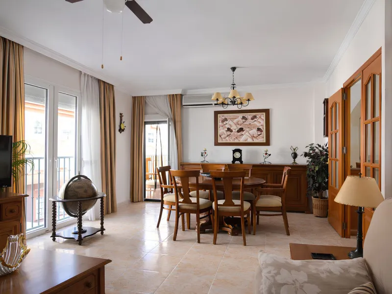 Wir freuen uns, diese prächtige Wohnung im begehrten Viertel Las Lagunas vorzustellen