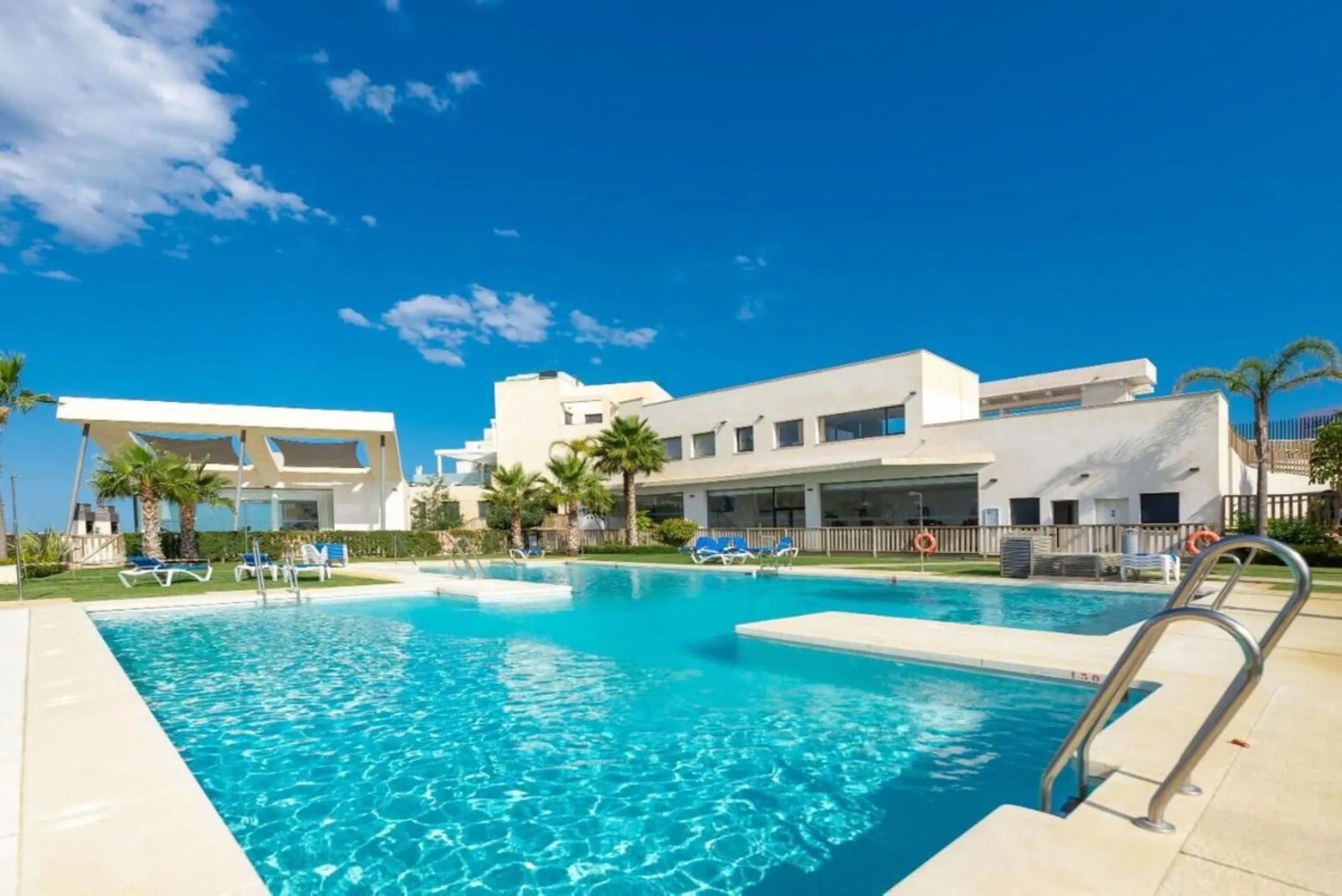 We present an extraordinary investment opportunity in the heart of the Costa del Sol - a luxury penthouse with proven success in vacation rentals.