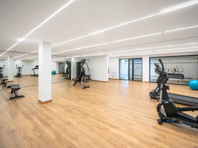 This stunning modern golf front apartment in Estepona with two bedrooms and two bathrooms. The property offers open views of the sea and mountains and is ready to move into. It sits in a well-kept urbanisation with a pool, gym and landscaped gardens. Furn