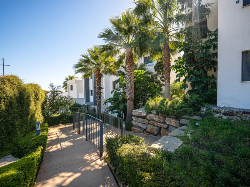 This stunning modern golf front apartment in Estepona with two bedrooms and two bathrooms. The property offers open views of the sea and mountains and is ready to move into. It sits in a well-kept urbanisation with a pool, gym and landscaped gardens. Furn