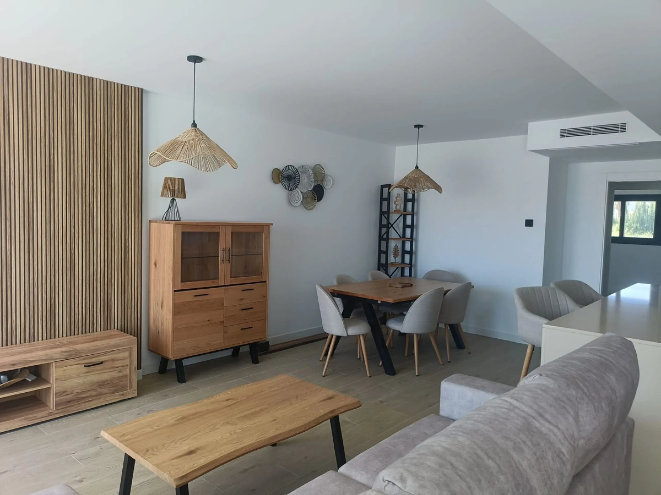 Brand new apartment for sale. Consists of 3 bedrooms, 2 bathrooms, living room with open plan kitchen and terrace with sea views. The orientation is south and the apartment is very bright. The parking space and storage room are included in the price. The 