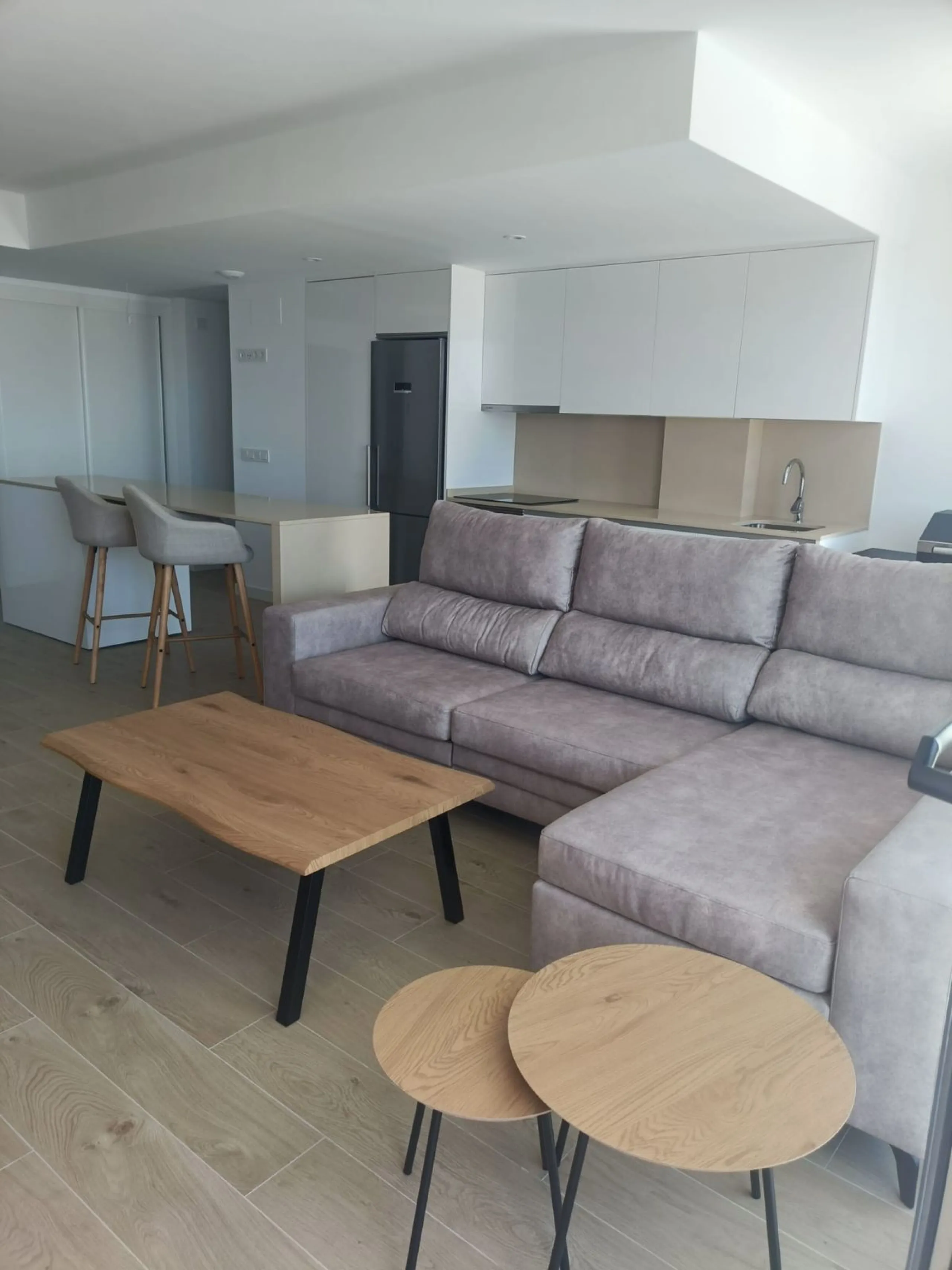 Brand new apartment for sale. Consists of 3 bedrooms, 2 bathrooms, living room with open plan kitchen and terrace with sea views. The orientation is south and the apartment is very bright. The parking space and storage room are included in the price. The 