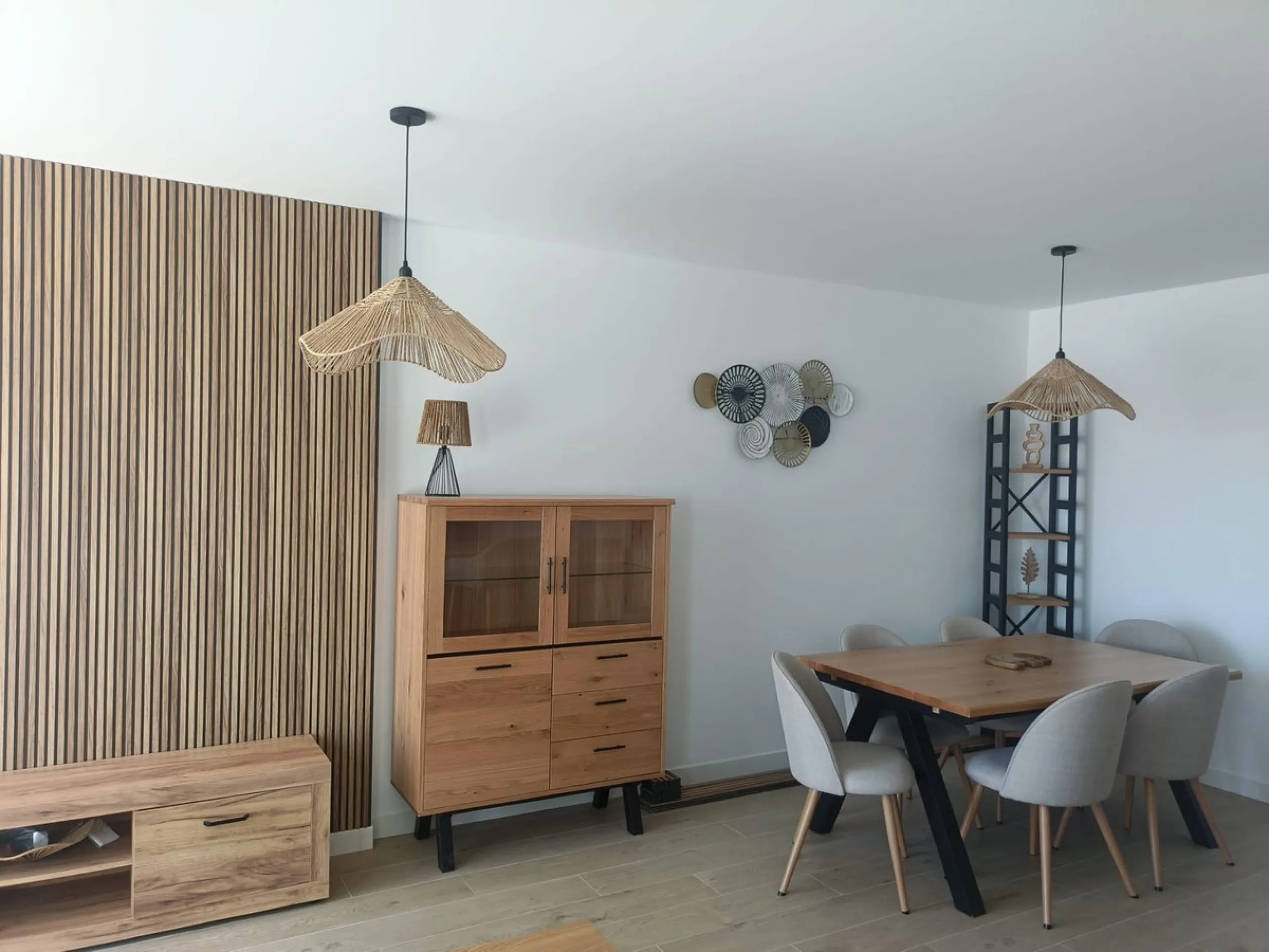Brand new apartment for sale. Consists of 3 bedrooms, 2 bathrooms, living room with open plan kitchen and terrace with sea views. The orientation is south and the apartment is very bright. The parking space and storage room are included in the price. The 
