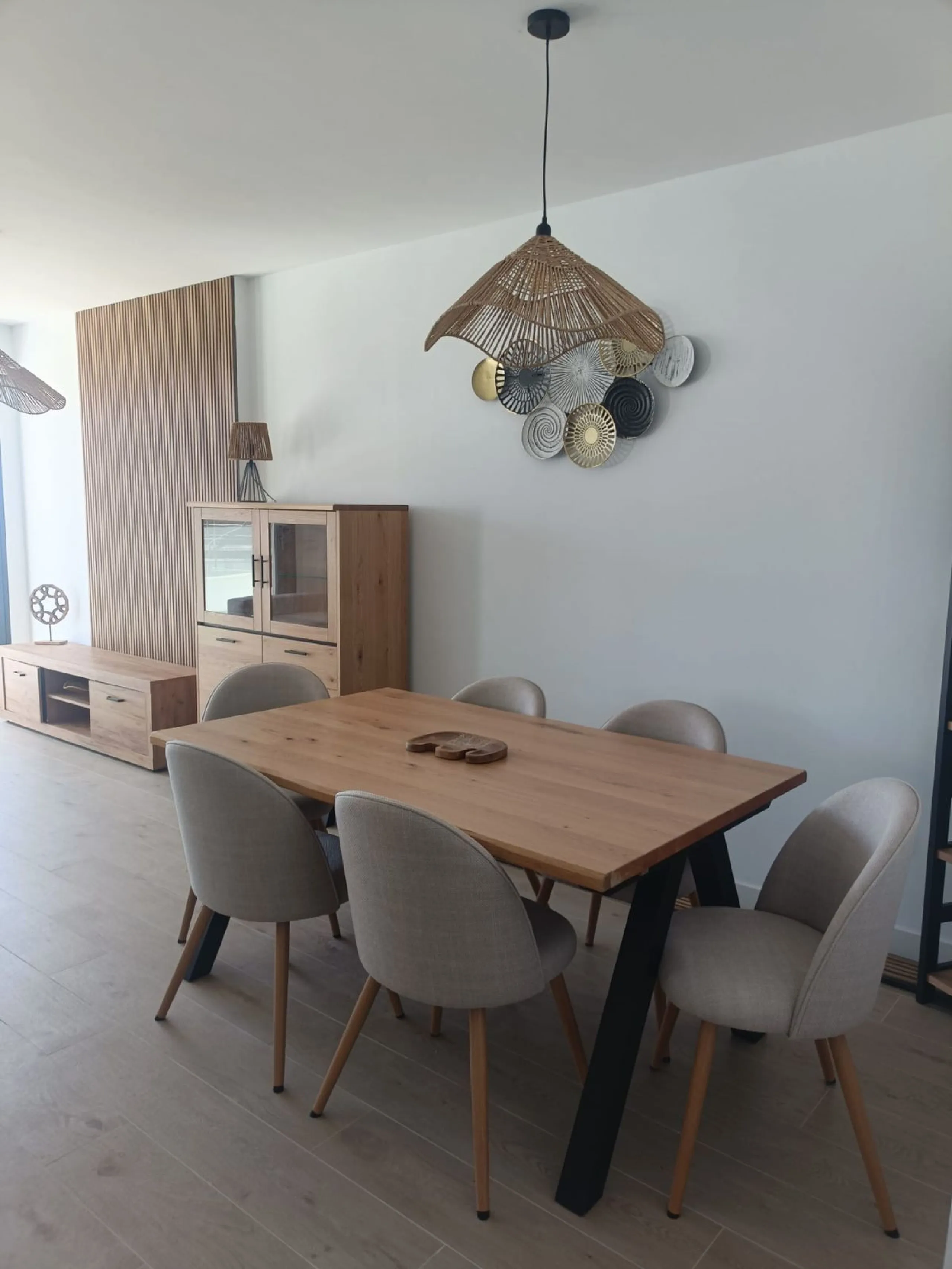Brand new apartment for sale. Consists of 3 bedrooms, 2 bathrooms, living room with open plan kitchen and terrace with sea views. The orientation is south and the apartment is very bright. The parking space and storage room are included in the price. The 