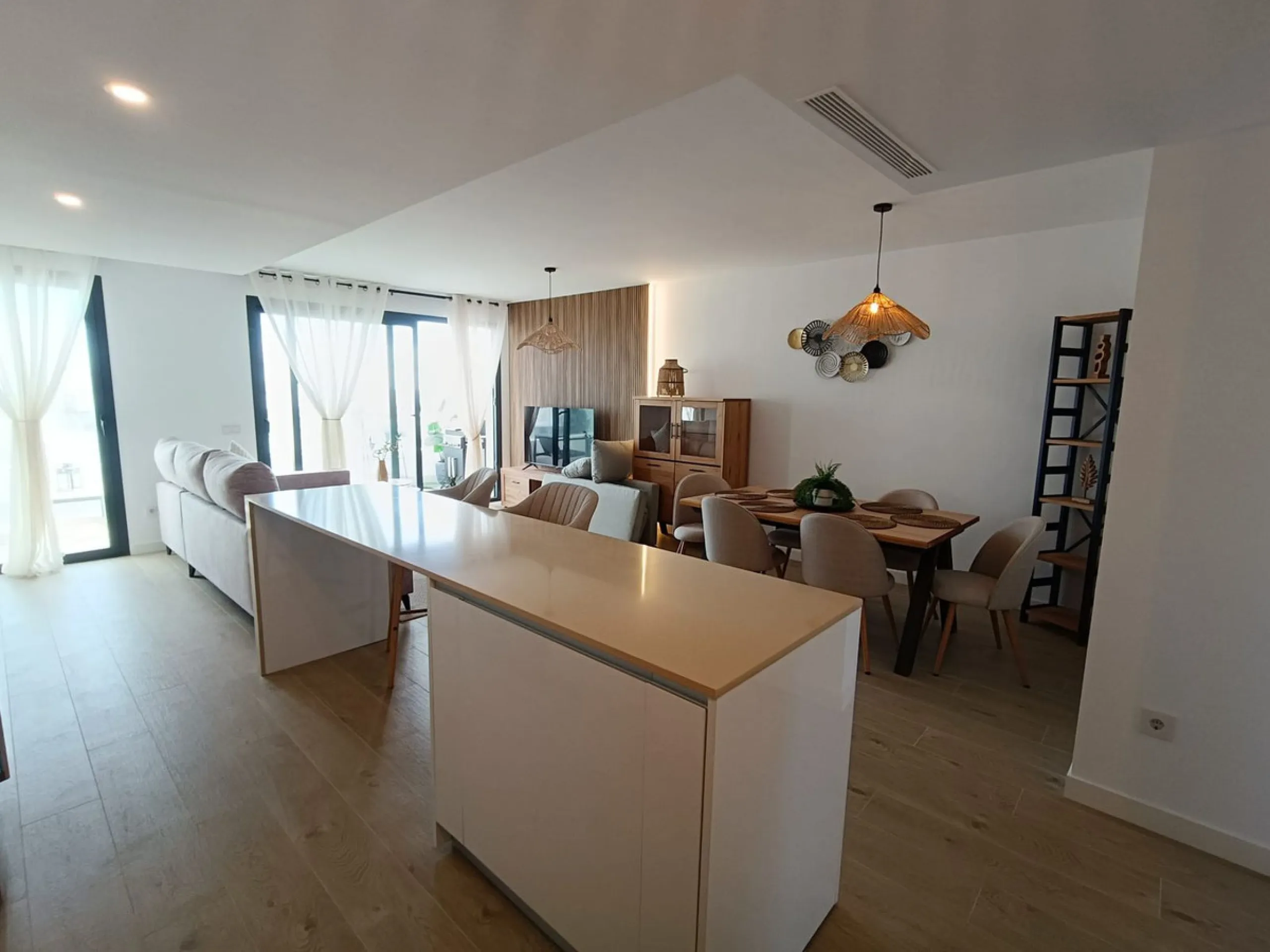 Brand new apartment for sale. Consists of 3 bedrooms, 2 bathrooms, living room with open plan kitchen and terrace with sea views. The orientation is south and the apartment is very bright. The parking space and storage room are included in the price. The 