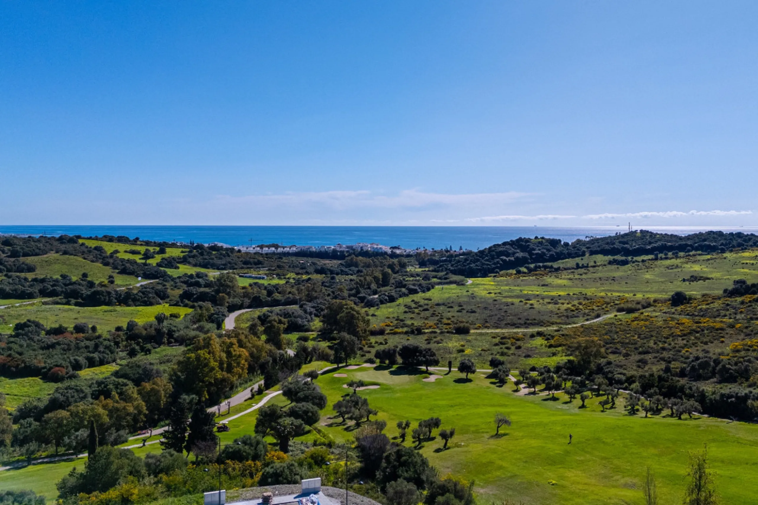 This stunning modern golf front apartment in Estepona with two bedrooms and two bathrooms. The property offers open views of the sea and mountains and is ready to move into. It sits in a well-kept urbanisation with a pool, gym and landscaped gardens. Furn