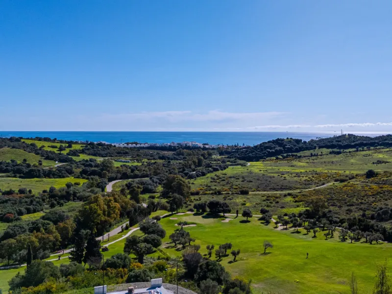 This stunning modern golf front apartment in Estepona with two bedrooms and two bathrooms. The property offers open views of the sea and mountains and is ready to move into. It sits in a well-kept urbanisation with a pool, gym and landscaped gardens. Furn