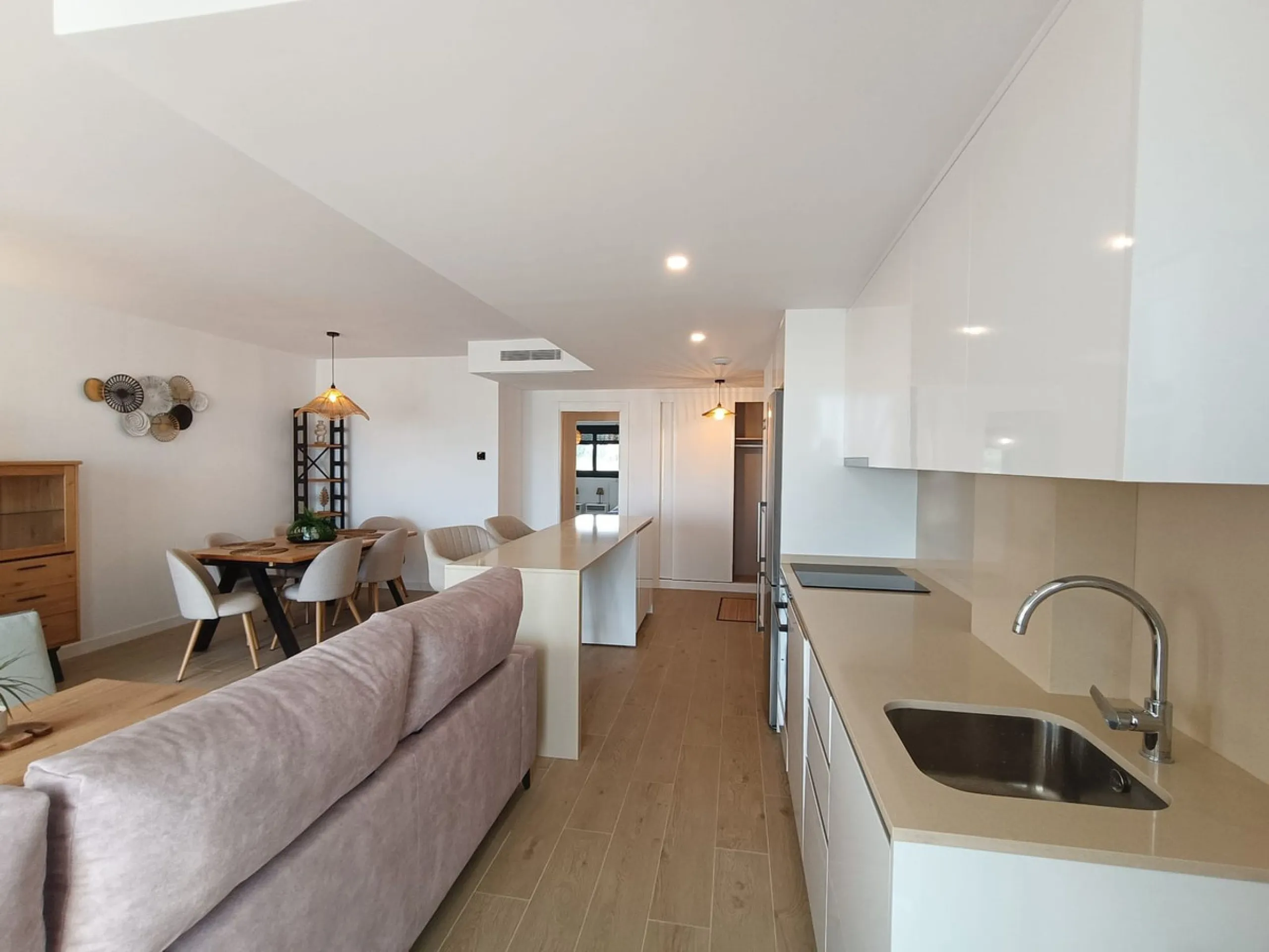 Brand new apartment for sale. Consists of 3 bedrooms, 2 bathrooms, living room with open plan kitchen and terrace with sea views. The orientation is south and the apartment is very bright. The parking space and storage room are included in the price. The 