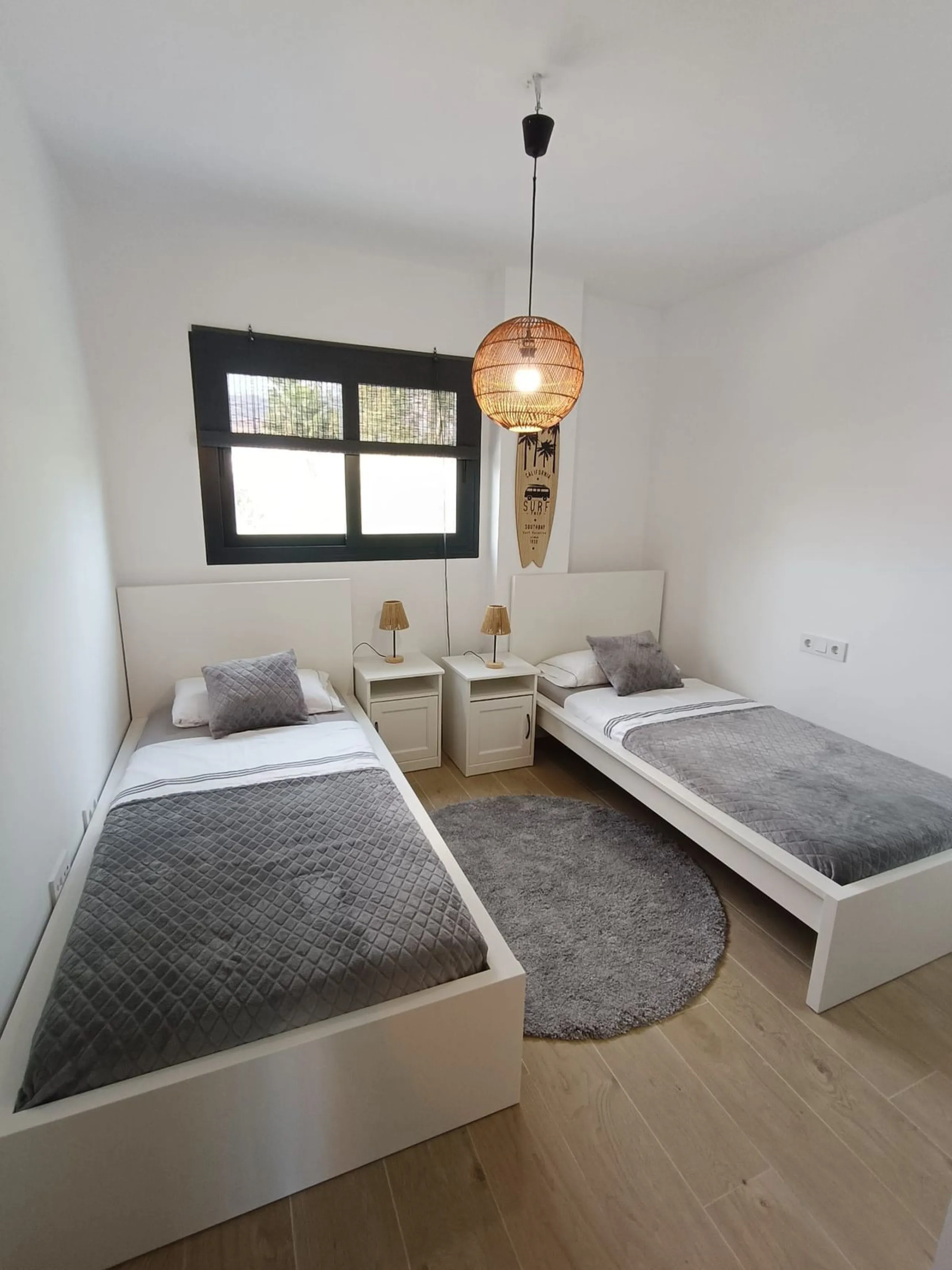Brand new apartment for sale. Consists of 3 bedrooms, 2 bathrooms, living room with open plan kitchen and terrace with sea views. The orientation is south and the apartment is very bright. The parking space and storage room are included in the price. The 