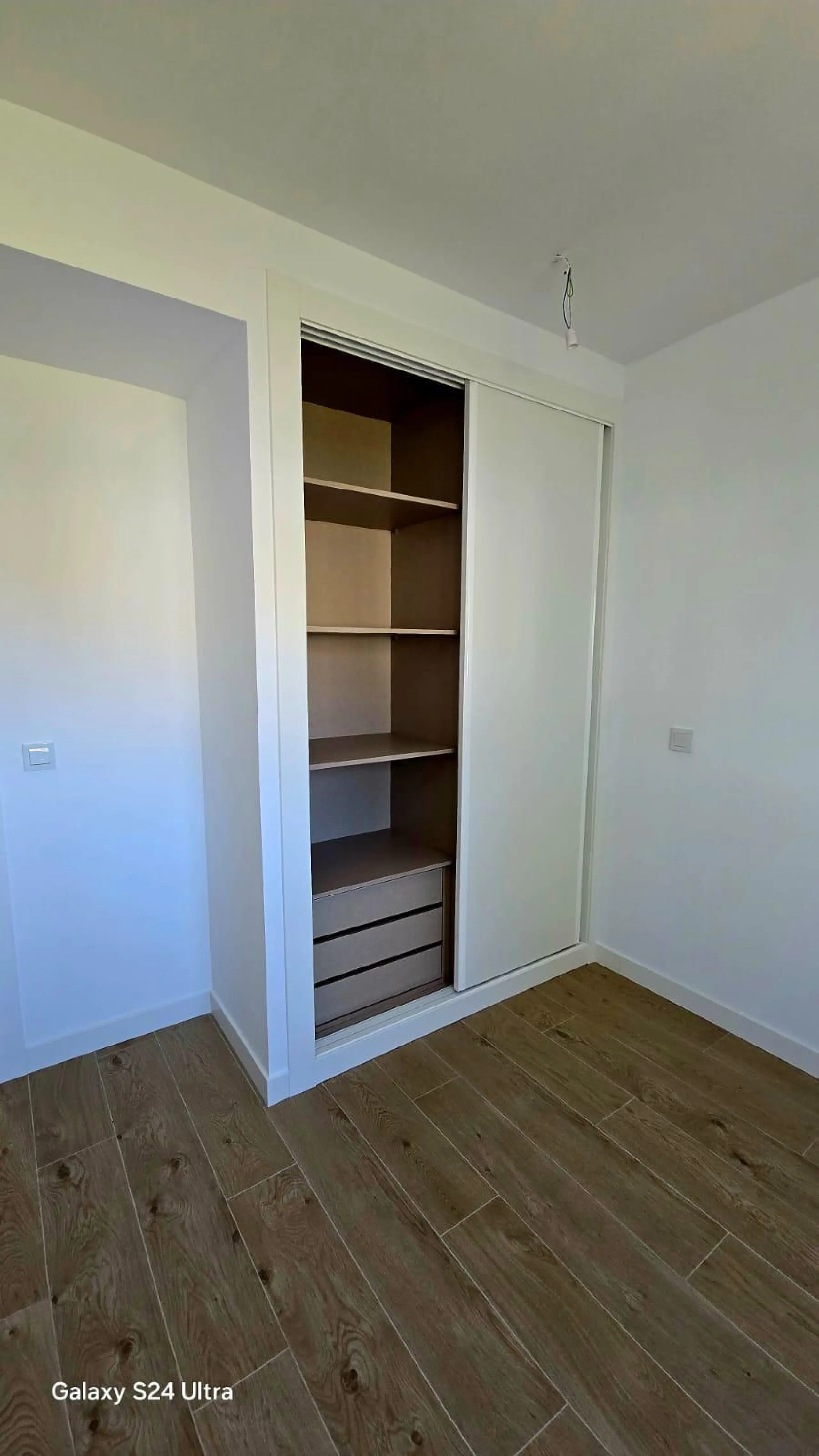 Brand new apartment for sale. Consists of 3 bedrooms, 2 bathrooms, living room with open plan kitchen and terrace with sea views. The orientation is south and the apartment is very bright. The parking space and storage room are included in the price. The 