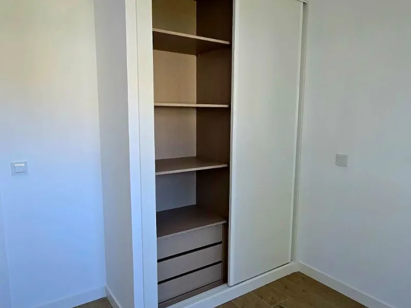 Brand new apartment for sale. Consists of 3 bedrooms, 2 bathrooms, living room with open plan kitchen and terrace with sea views. The orientation is south and the apartment is very bright. The parking space and storage room are included in the price. The 