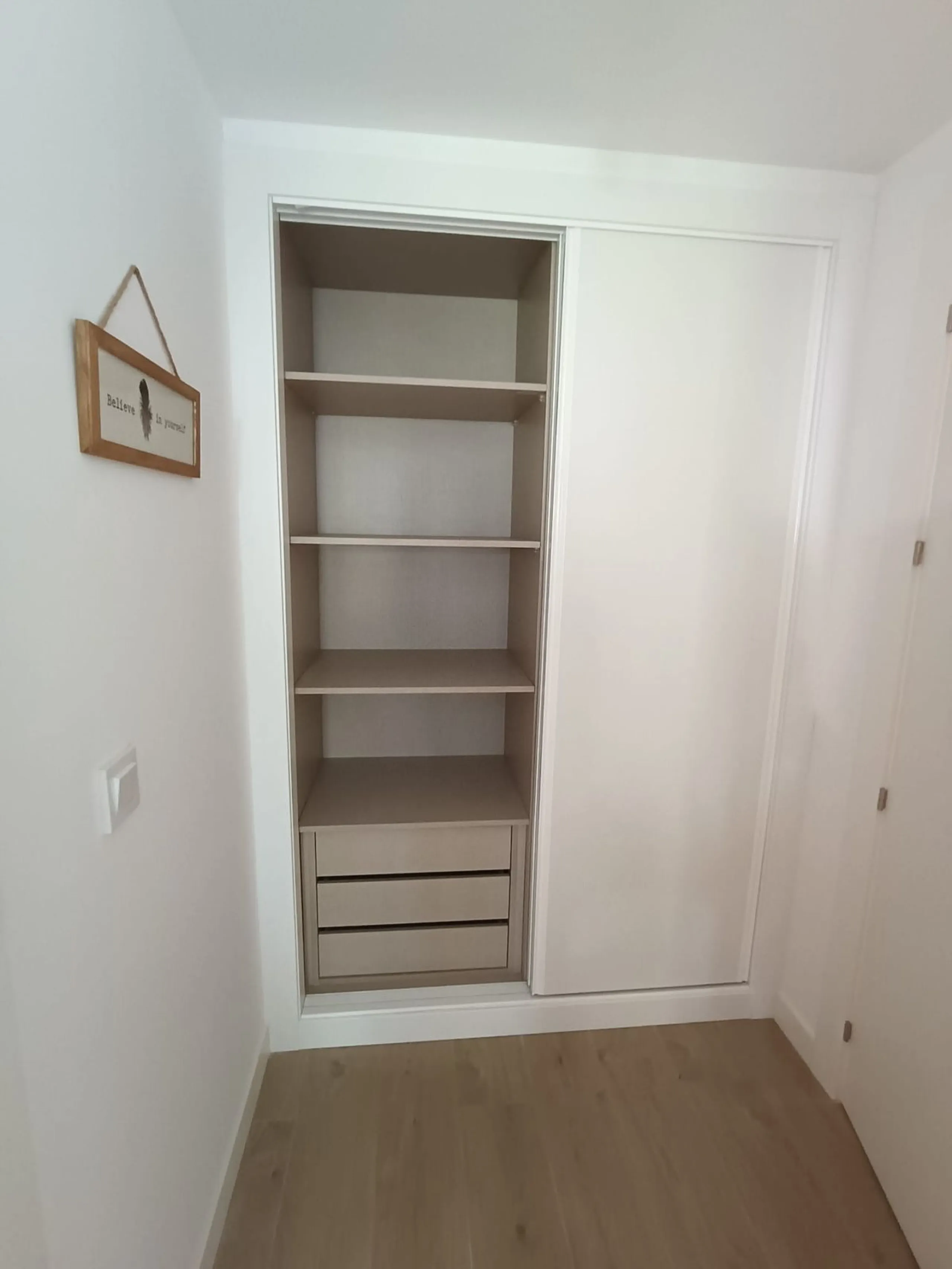 Brand new apartment for sale. Consists of 3 bedrooms, 2 bathrooms, living room with open plan kitchen and terrace with sea views. The orientation is south and the apartment is very bright. The parking space and storage room are included in the price. The 