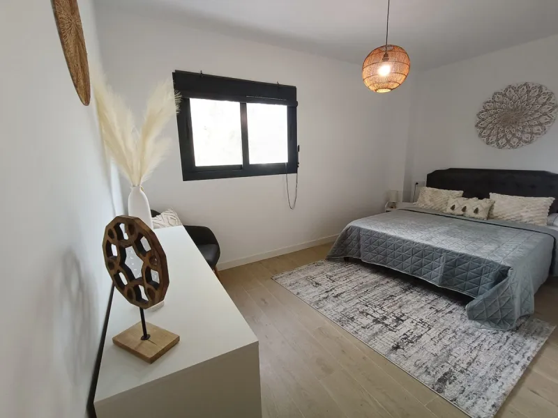 Brand new apartment for sale. Consists of 3 bedrooms, 2 bathrooms, living room with open plan kitchen and terrace with sea views. The orientation is south and the apartment is very bright. The parking space and storage room are included in the price. The 